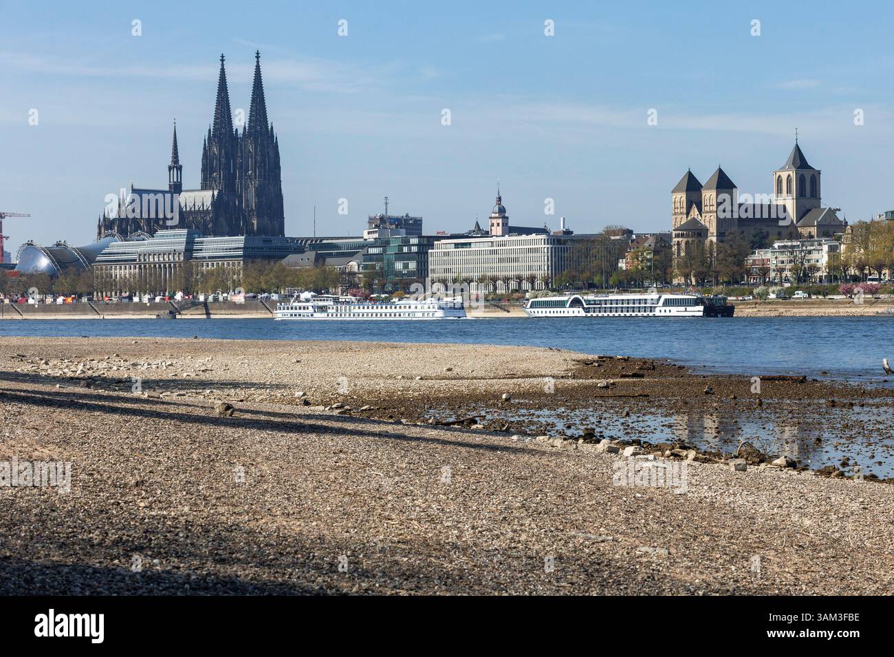 Bas niveau du Rhin, niveau du Rhin de 144 cm le 11 avril 2025, rives du Rhin à Cologne-Deutz, vue sur la cathédrale et l'église Banque D'Images