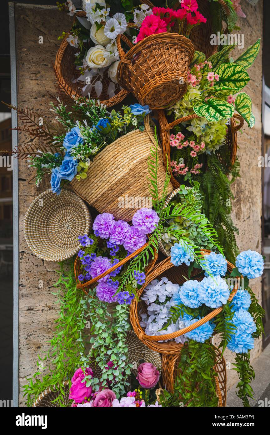 bouquets de décoration printanière de plantes de fleurs artificielles et de paniers en osier composition esthétique colorée Banque D'Images