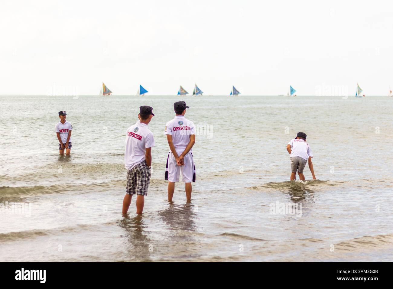 Philippins Ilonggo les amateurs de plage passent des vacances au bord de la mer sur une plage populaire d'Iloilo, aux Philippines, en profitant de la mer, du sable et du soleil Banque D'Images