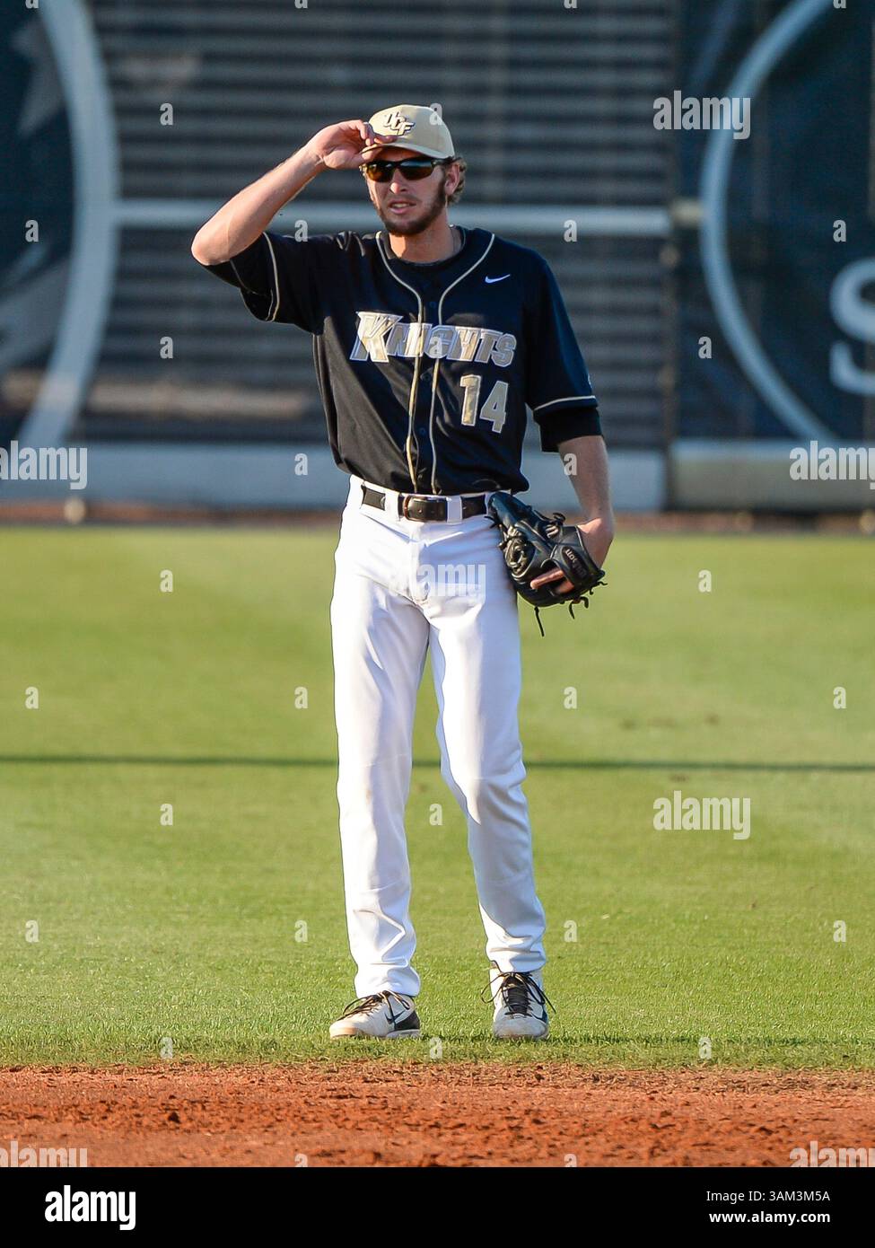 25 avril 2014 - Orlando, FL, U. S : Tommy Williams, infielder de l'UCF (14 ans) lors d'un match de baseball NCAA entre les Rutgers Scarlet Knights et les UCF Knights. UCF a battu Rutgers 3-1 dans le match 1 au Jay Bergman Field à Orlando, FL(crédit image : © Romeo Guzman/Cal Sport Media/ZUMAPRESS.com) Banque D'Images