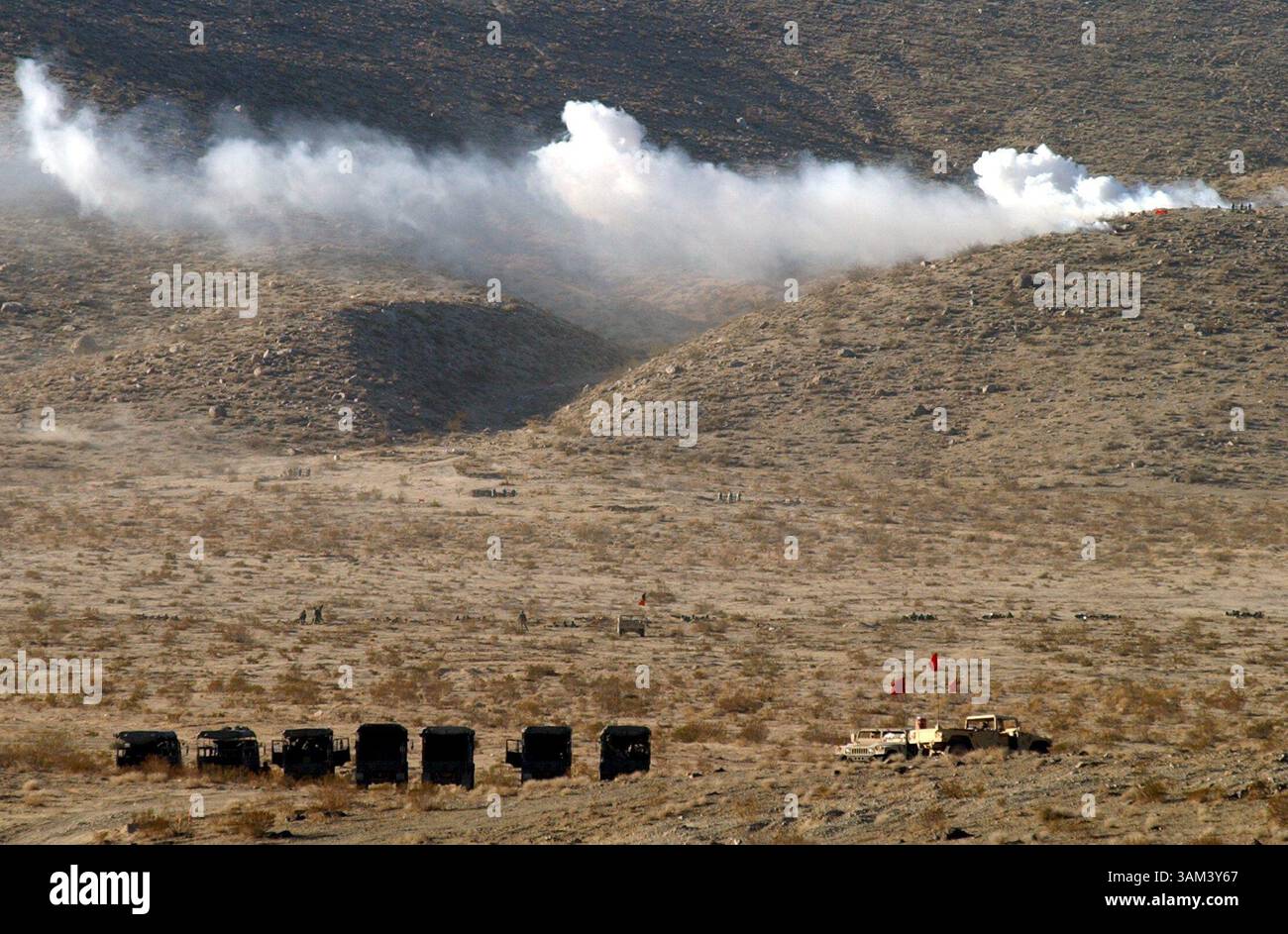 Feb 4, 2003 - U.S. - KRT US NEWS STORY SLUGGED : USIRAQ-TRAINING KRT PHOTOGRAPHIE PAR EDDIE LEDESMA / CONTRA COSTA TIMES (13 février) les soldats d'infanterie de l'armée américaine défendent le flanc gauche du 1er Bataillon, 13th Armored Regiment d'une attaque lors de la dernière bataille de tir réel au Centre national d'entraînement à ft. Irwin, Californie le vendredi 31 janvier 2003. Les soldats d'infanterie sont déployés à partir de véhicules blindés de transport de troupes Bradley. (lde) 2003. (Crédit image : © Eddie Ledesma/mct/ZUMAPRESS.com) Banque D'Images