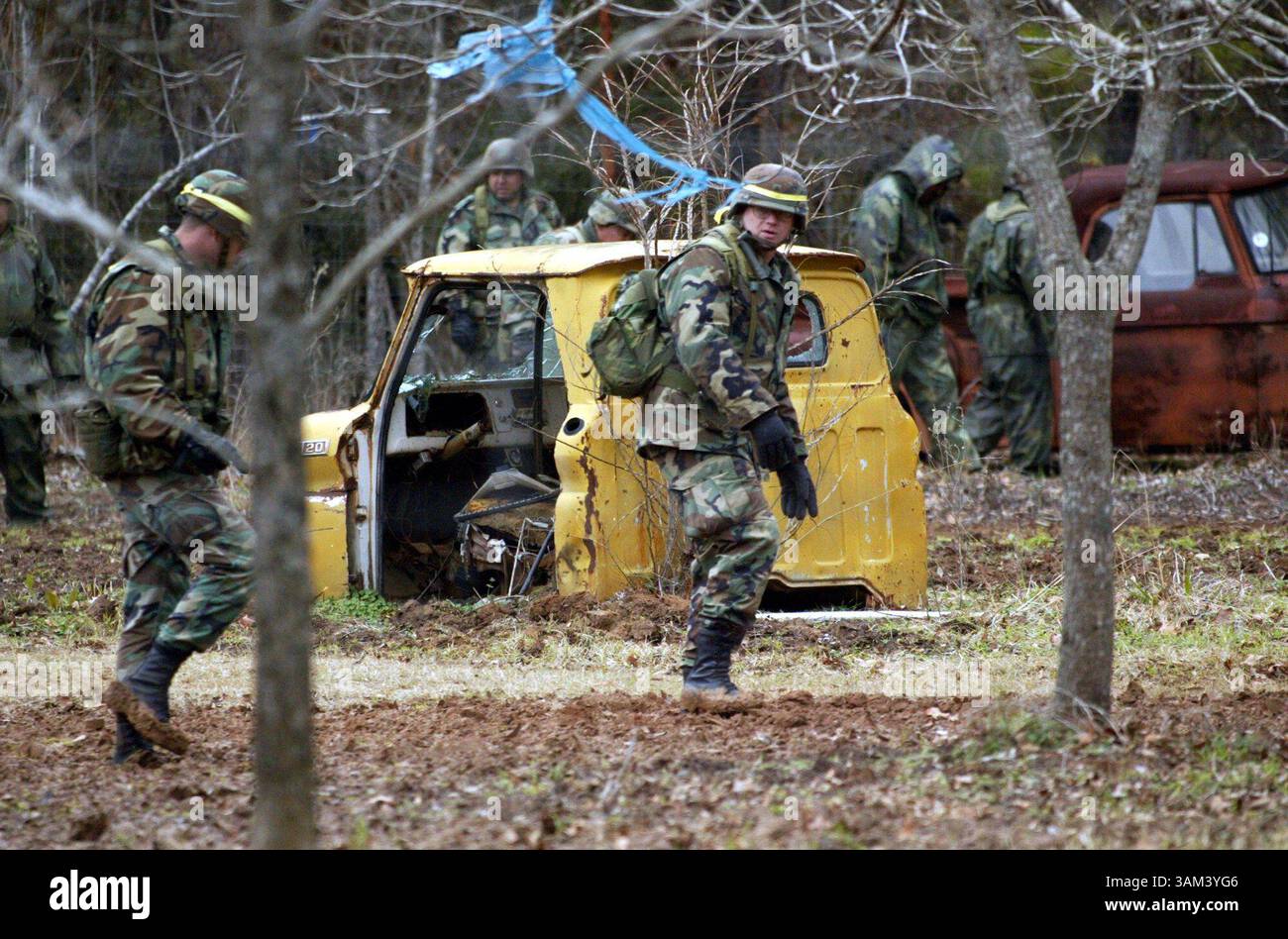 8 février 2003 - États-Unis - PAS DE MAGS, PAS DE VENTES -- KRT US NEWS STOPGGED : SHUTTLE KRT PHOTO PAR MICHAEL MULVEY/DALLAS MORNING NEWS (8 février) HEMPHILL, TX -- les soldats de la Garde nationale recherchent des débris de la navette spatiale Columbia près de Hemphill, Texas, le samedi 8 février 2003. (gsb) 2003 (crédit image : © Michael Mulvey/mct/ZUMAPRESS.com) Banque D'Images