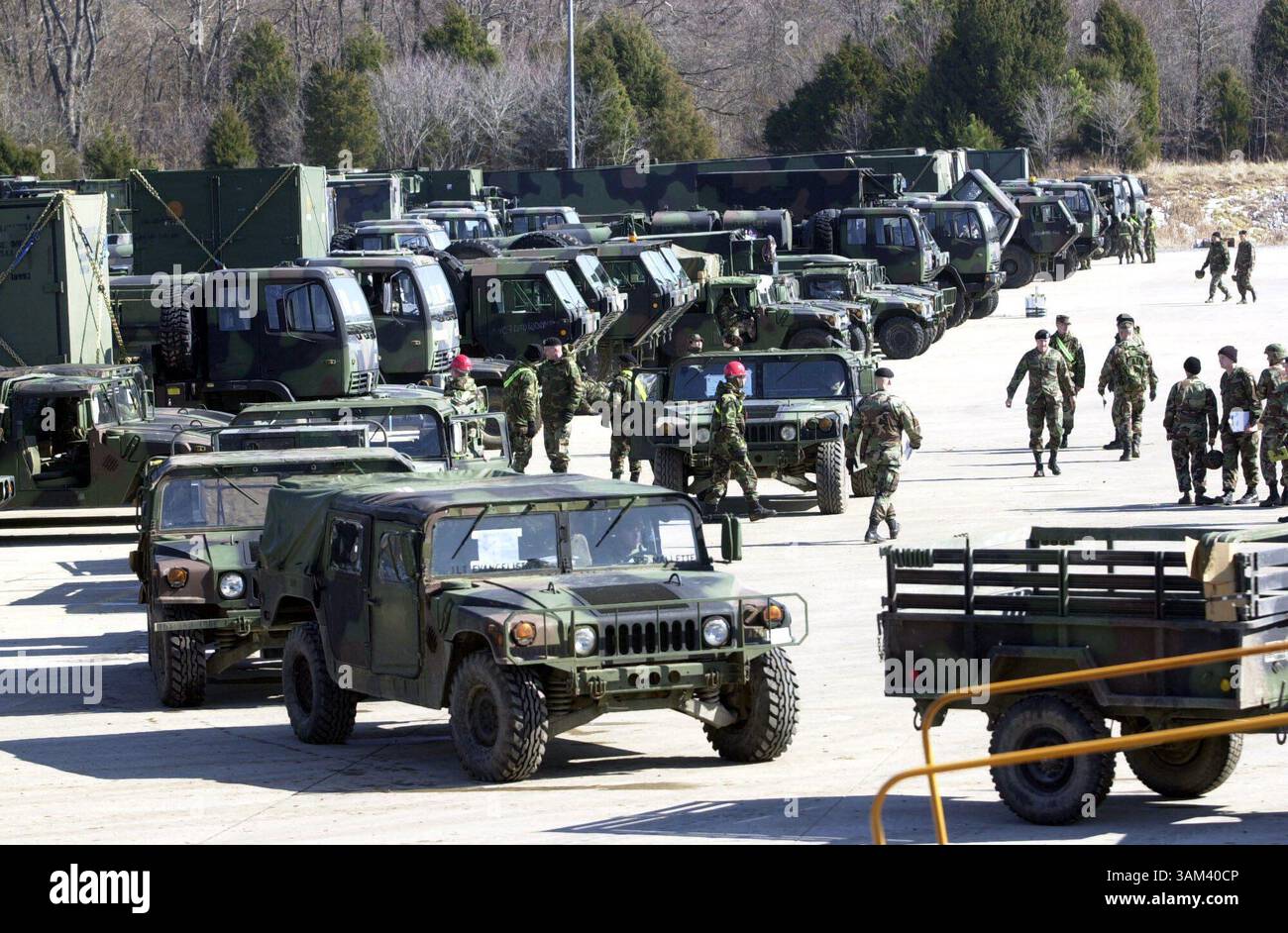 11 février 2003 - États-Unis - KRT STAND ALONE US NEWS PHOTO SLUGGED : MILITARY KRT PHOTO PAR PABLO ALCALA/LEXINGTON HERALD-LEADER (11 février) FORT CAMPBELL, KY -- des véhicules sont alignés pour être chargés sur des wagons de train alors que la 101st Airborne Division de l'armée américaine se prépare au déploiement de Fort Campbell, Kentucky, le mardi 11 février 2003. (gsb) 2003 (crédit image : © Pablo Alcala/mct/ZUMAPRESS.com) Banque D'Images