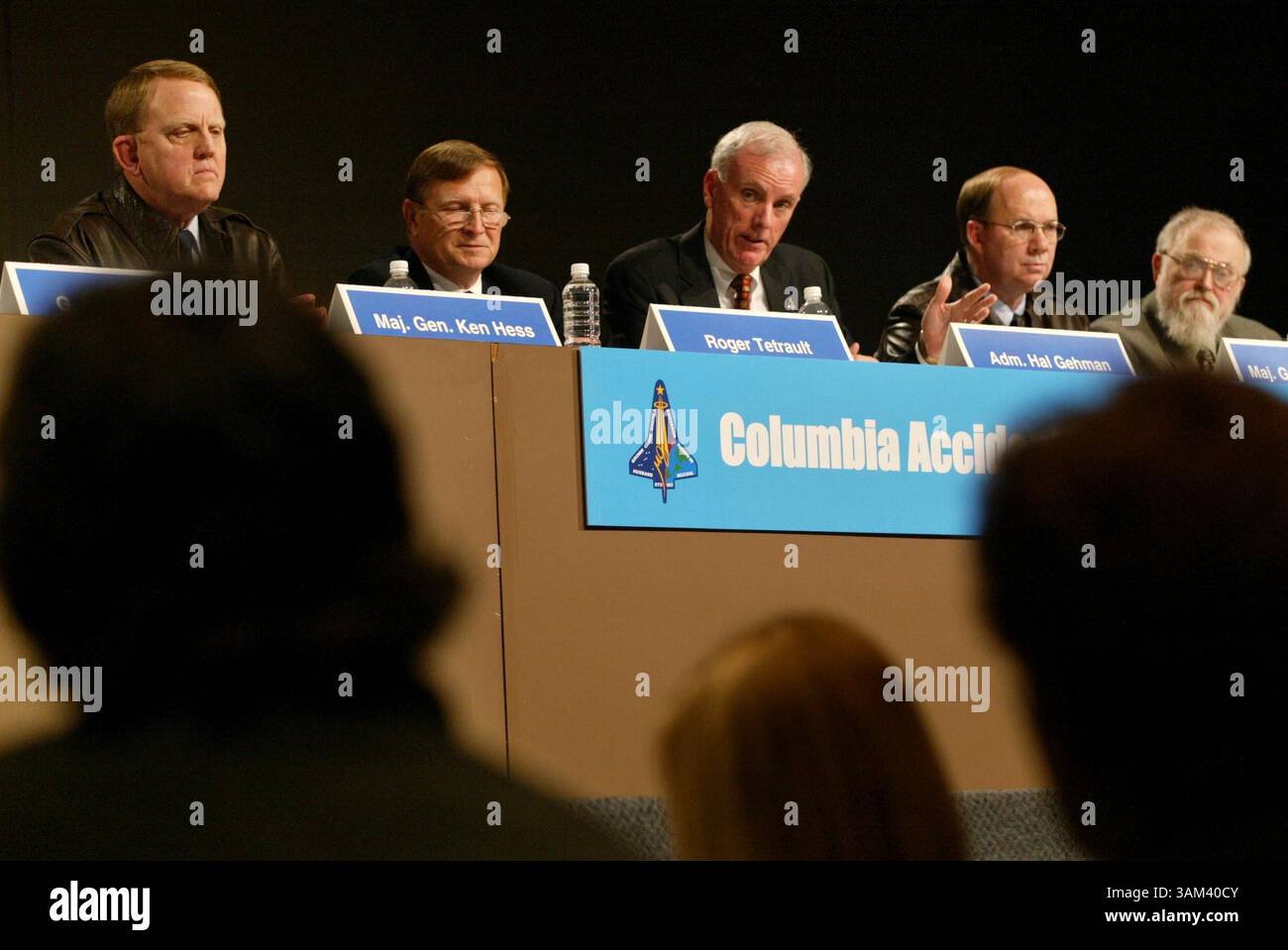 11 février 2003 - États-Unis - PAS DE MAGS, PAS DE VENTES -- KRT US NEWS STOPGGED : SHUTTLE KRT PHOTO PAR BARBARA DAVIDSON/DALLAS MORNING NEWS (11 février) HOUSTON, TX -- les membres du Columbia accident investigation Board tiennent une conférence de presse pour exposer leurs plans le mardi 11 février 2003, à Houston, Texas. (gsb) 2003 (crédit image : © Barbara Davidson/mct/ZUMAPRESS.com) Banque D'Images