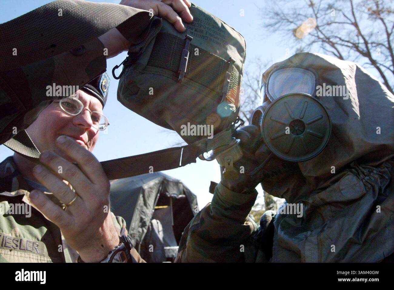 11 février 2003 - U.S. - KRT US NEWS STORY SLUGGED : MILITARY KRT PHOTOGRAPH BY ROBIN TRIMARCHI/COLUMBUS LEDGER-ENQUIRER (11 février) FORT Benning, GA-- SPC Ralph Kiesler de Huntsville, Alabama, aide SPC. Janvier Racca du Connecticut à rester hydraté pendant une journée d'exercices de décontamination mardi 11 février 2003, à Fort Benning, Géorgie. Tous deux sont réservistes de la 318th Chemical Company de Birmingham, en Alabama, et ont été activés le 9 janvier, seulement trois jours après avoir été désactivés d'un an de service après les attaques terroristes du 11 septembre 2001. (lde) 2003 (crédit image : © Rob Banque D'Images