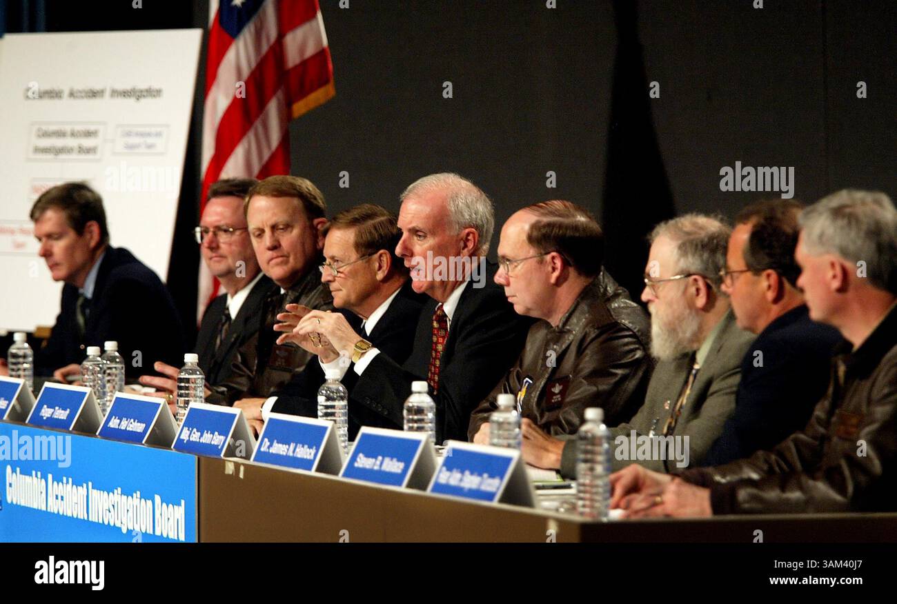 11 février 2003 - États-Unis - PAS DE MAGS, PAS DE VENTES -- KRT US NEWS STOPGGED : SHUTTLE KRT PHOTO PAR BARBARA DAVIDSON/DALLAS MORNING NEWS (11 février) HOUSTON, TX -- les membres du Columbia accident investigation Board tiennent une conférence de presse pour exposer leurs plans le mardi 11 février 2003, à Houston, Texas. (gsb) 2003 (crédit image : © Barbara Davidson/mct/ZUMAPRESS.com) Banque D'Images