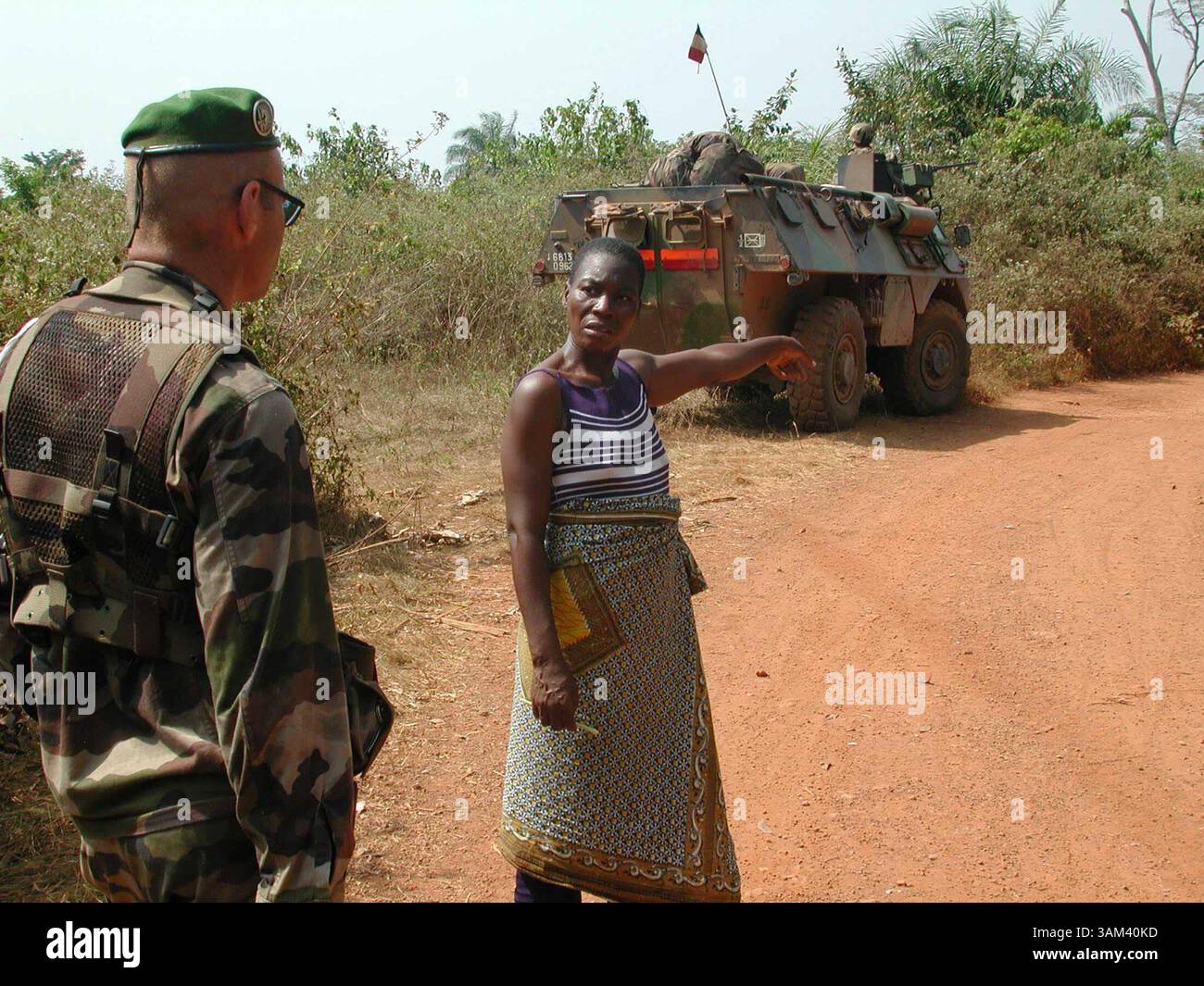14 février 2003 - États-Unis - KRT WORLD NEWS STORY SLUGGED : IVORYCOAST-LÉGIONNAIRES KRT PHOTOGRAPHIE PAR SUDARSAN RAGHAVAN/KRT (14 février) Un légionnaire étranger français en patrouille parle à un villageois au bord de la ligne de front ouest de la brutale guerre civile en Côte d'Ivoire. Des bandes de mercenaires libériens ont évoqué des images du conflit brutal dans le Liberia voisin. (lde) 2003 (crédit image : © Sudarsan Raghavan/mct/ZUMAPRESS.com) Banque D'Images 14 février 2003 - États-Unis - KRT WORLD NEWS STORY SLUGGED : IVORYCOAST-LÉGIONNAIRES KRT PHOTOGRAPHIE PAR SUDARSAN RAGHAVAN/KRT (14 février) Un légionnaire étranger français en patrouille parle à un villageois au bord de la ligne de front ouest de la brutale guerre civile en Côte d'Ivoire. Des bandes de mercenaires libériens ont évoqué des images du conflit brutal dans le Liberia voisin. (lde) 2003 (crédit image : © Sudarsan Raghavan/mct/ZUMAPRESS.com) Banque D'Images