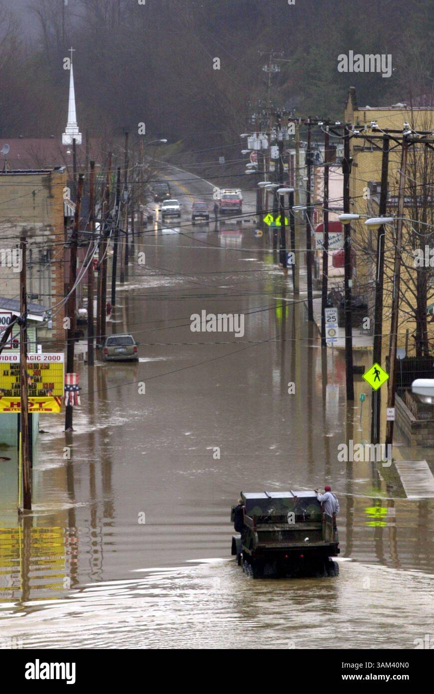 18 février 2003 - États-Unis - KRT US NEWS STORY SLUGGED : WEA-STORM KRT PHOTOGRAPHIE PAR DAVID STEPHENSON/LEXINGTON HERALD-LEADER (18 février) Un camion à benne basculante transportant des gens à leurs maisons traverse le centre-ville inondé de Martin, Kentucky, lundi 17 février 2003. (lde) 2003 (crédit image : © David Stephenson/mct/ZUMAPRESS.com) Banque D'Images