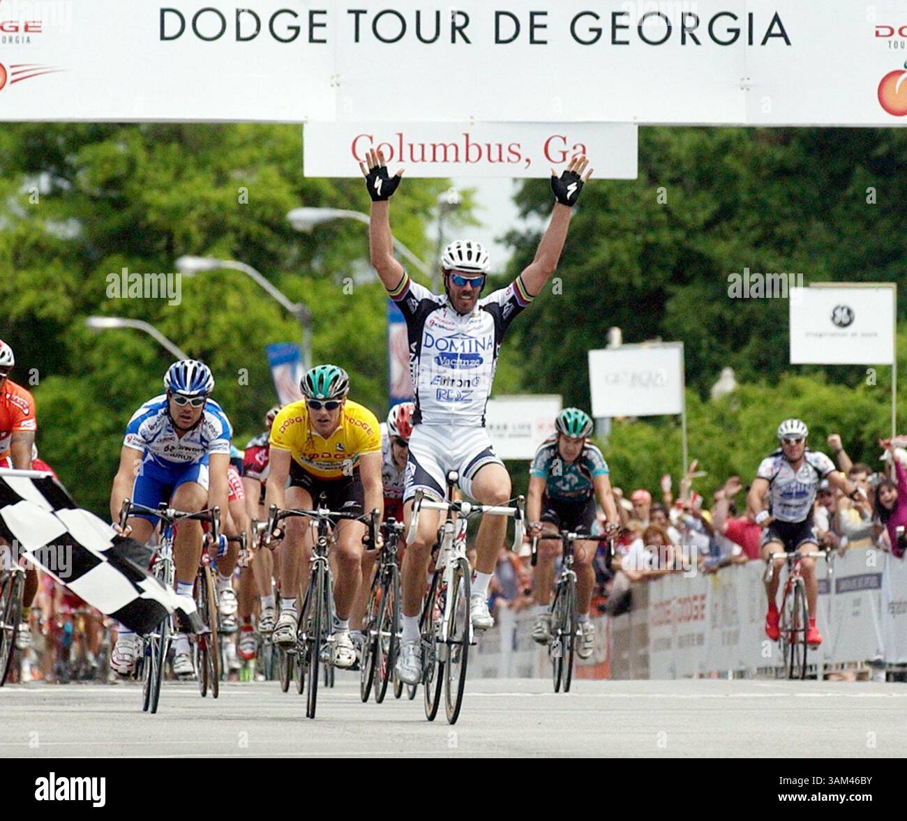 8 septembre 2002 - États-Unis - KRT STAND ALONE SPORT PHOTO SLUGGED : TOURDEGEORGIA KRT PHOTO PAR NICK Oza/MACON TELEGRAPH (21 avril) COLUMBUS, GA -- Mario Cipollini franchit la ligne d'arrivée pour remporter la deuxième étape de la course cycliste du Tour de Géorgie à Columbus, Géorgie, le mercredi 21 avril 2004. (gsb) 2004 (crédit image : © Nick Oza/mct/ZUMAPRESS.com) Banque D'Images 8 septembre 2002 - États-Unis - KRT STAND ALONE SPORT PHOTO SLUGGED : TOURDEGEORGIA KRT PHOTO PAR NICK Oza/MACON TELEGRAPH (21 avril) COLUMBUS, GA -- Mario Cipollini franchit la ligne d'arrivée pour remporter la deuxième étape de la course cycliste du Tour de Géorgie à Columbus, Géorgie, le mercredi 21 avril 2004. (gsb) 2004 (crédit image : © Nick Oza/mct/ZUMAPRESS.com) Banque D'Images