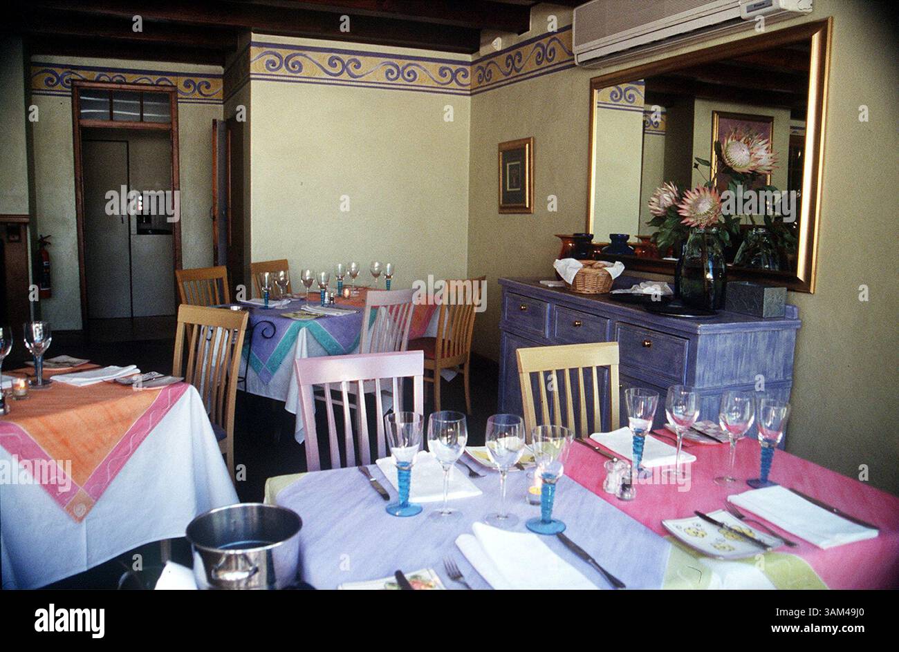 14 avril 2004 - États-Unis - KRT TRAVEL STORY SLUGGED : WLT-SOUTHAFRICA KRT PHOTOGRAPHIE PAR ANNE CHALFANT/CONTRA COSTA TIMES (9 mai) des restaurants français classiques tels que le quartier Français, vus ici, attendent le touriste viticole de Fransschoeck, Afrique du Sud. (nk) 2004 (crédit image : © Anne Chalfant/mct/ZUMAPRESS.com) Banque D'Images