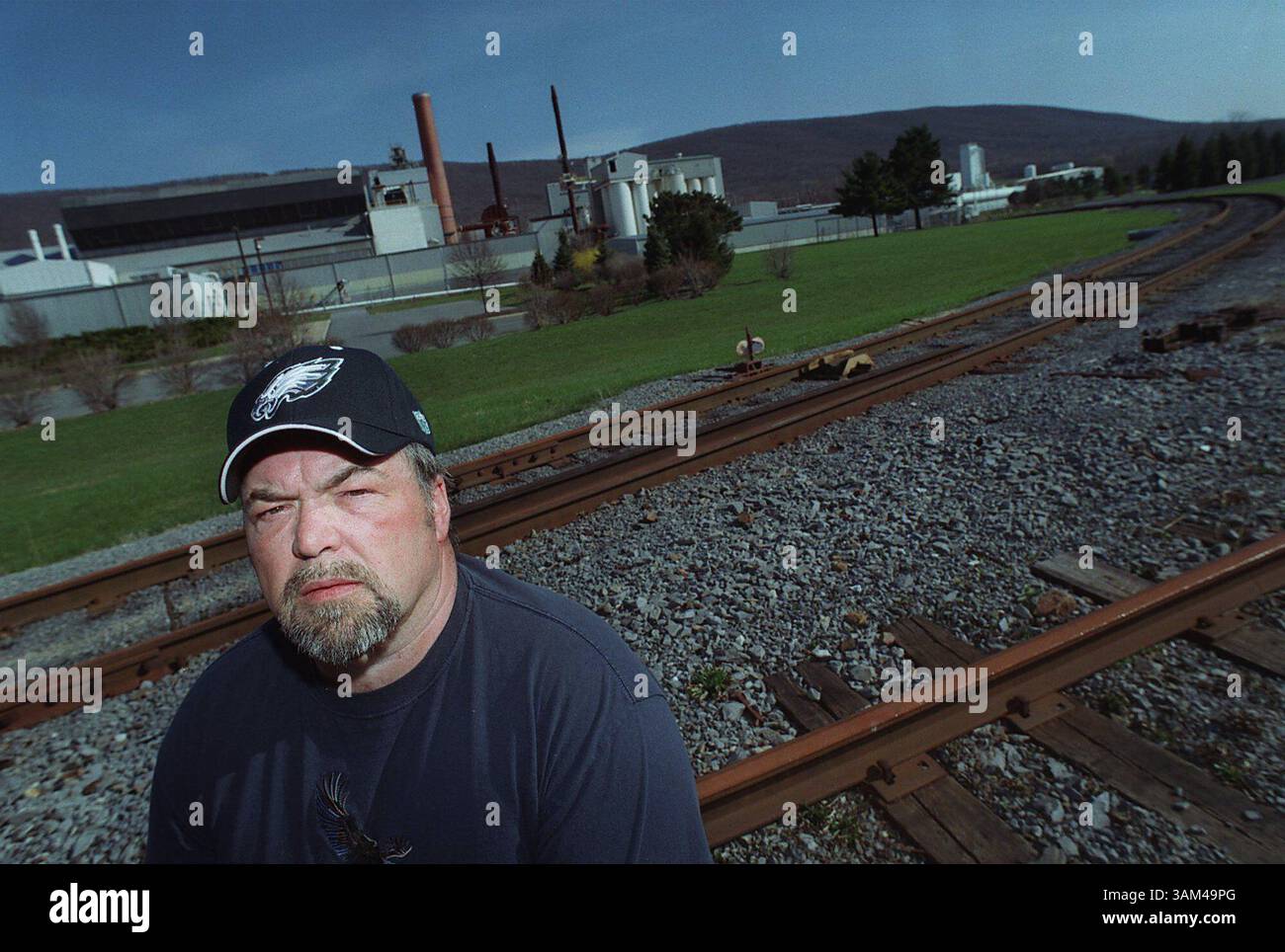 16 avril 2004 - États-Unis - SOUS EMBARGO 4-25-04 ET PLUS TARD -- KRT WORLD NEWS STORY SLUGGED : CHINA-JOBS KRT PHOTO PAR NABIL K. MARK/CENTRE DAILY TIMES (21 avril) Ron Welch se tient devant l'usine de Corning Inc. le 16 avril 2004, où il a travaillé pendant 12 ans avant la fermeture de l'usine à State College, Pennsylvanie. L'équipement de l'usine est vendu à une usine en Chine. (gsb) 2004 (crédit image : © Nabil K. Mark/mct/ZUMAPRESS.com) Banque D'Images