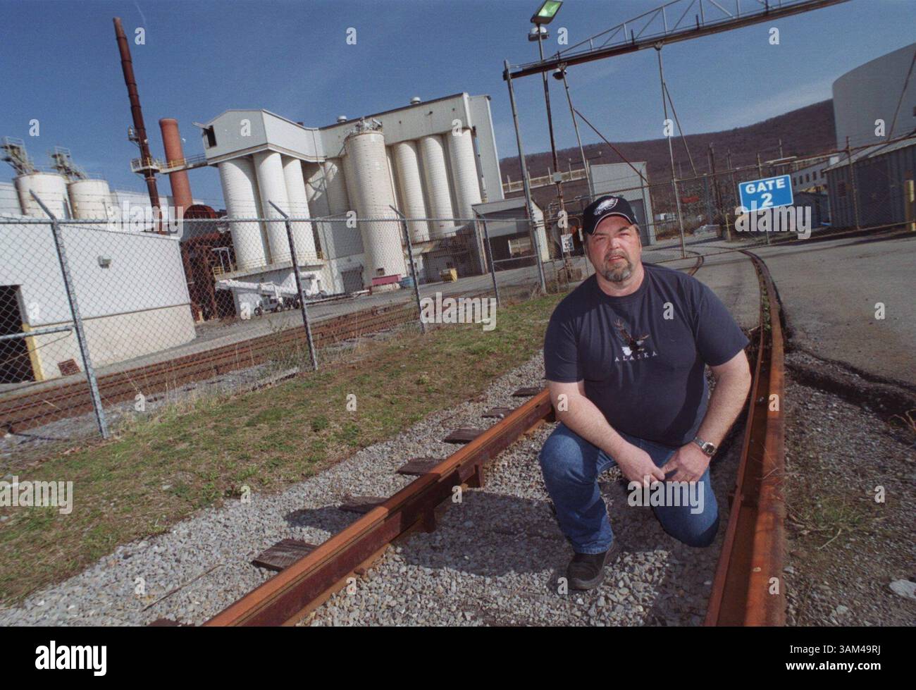 16 avril 2004 - États-Unis - EMBARGO 4-25-04 ET PLUS TARD -- KRT WORLD NEWS STORY SLUGGED : CHINA-JOBS KRT PHOTO PAR NABIL K. MARK/CENTRE DAILY TIMES (21 avril) Ron Welch est montré devant l'usine de Corning Inc le 16 avril 2004, où il a travaillé pendant 12 ans avant la fermeture de l'usine à State College, Pennsylvanie. L'équipement de l'usine est vendu à une usine en Chine. (gsb) 2004 (crédit image : © Nabil K. Mark/mct/ZUMAPRESS.com) Banque D'Images