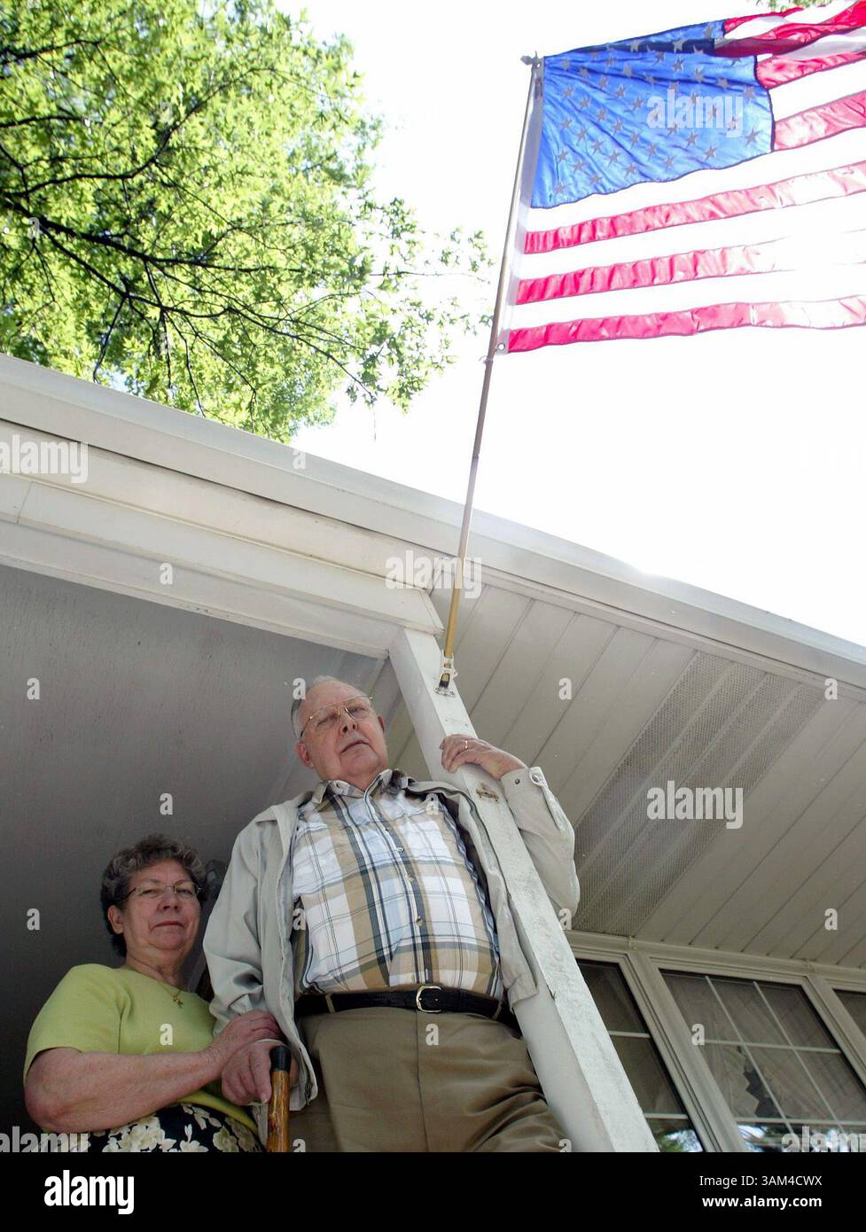 17 mai 2004 - États-Unis - KRT US NEWS STORY SLUGGED : MED-VETERANS-MISSING KRT PHOTO PAR STEPHANIE S. CORDLE/KRT (1er juillet) Joseph Hallemann, avec sa femme Mary Ann à leur domicile à florissant, Missouri, en mai 2004, a subi des blessures aux jambes alors qu'il servait comme éclaireur de l'armée dans la guerre mondiale. Hallemann a manqué les paiements d'invalidité des vétérans fédéraux pendant des décennies. (gsb) 2004 (crédit image : © Stephanie S. Cordle/mct/ZUMAPRESS.com) Banque D'Images