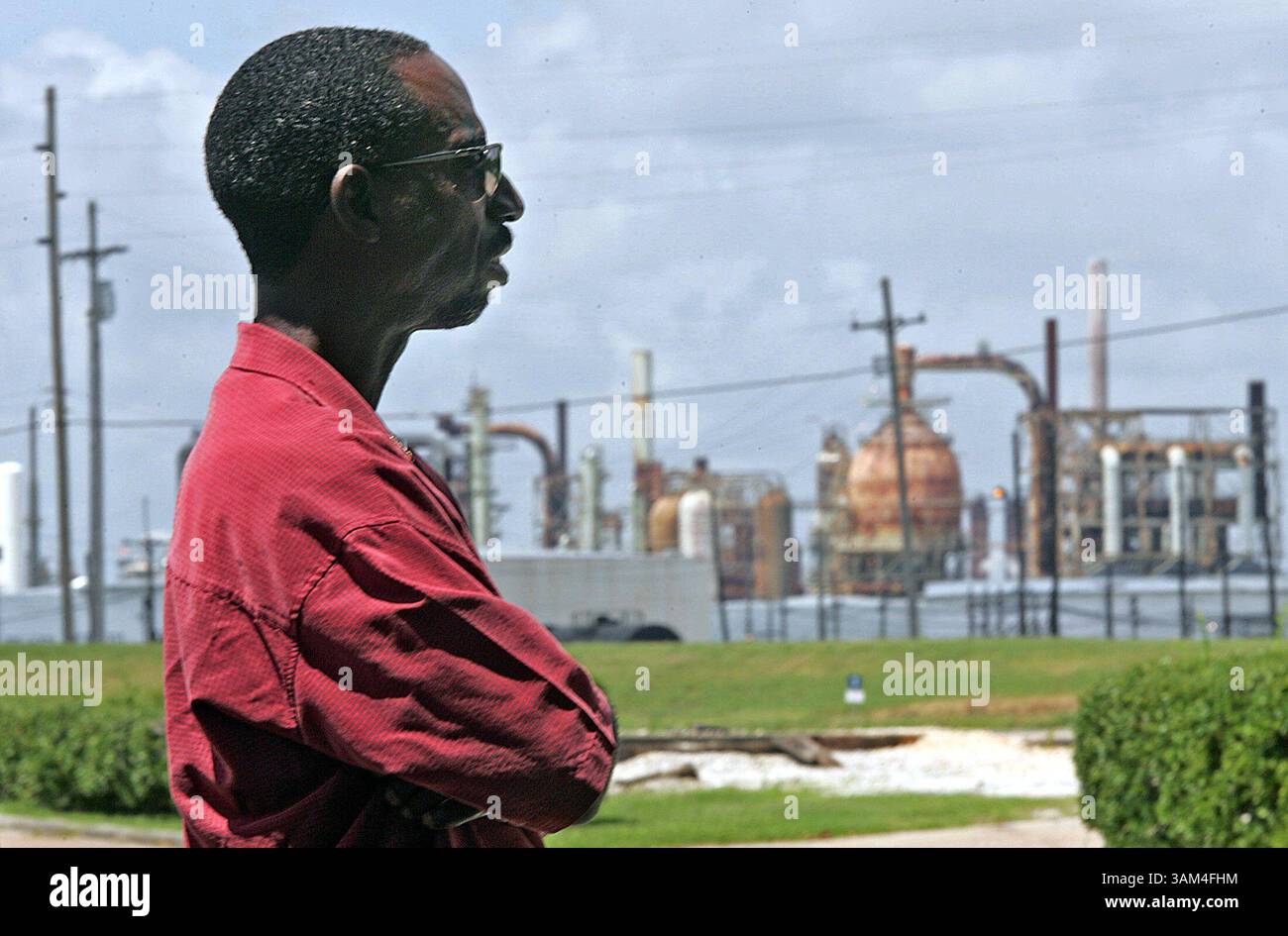 10 juin 2004 - États-Unis - EMBARGO POUR UTILISATION JUSQU'au 18 JUILLET 2004 ET PLUS TARD) KRT US NEWS STORY SLUGGED : env-RAFFINERIES-POLLUTION KRT PHOTO PAR RODGER MALLISON/FORT WORTH STAR-TELEGRAM (DALLAS OUT) (17 juillet) Samuel McGlory, montré en juin 2004, a une vue de la raffinerie Motiva de sa cour avant à Port Arthur, Texas. (gsb) 2004 (crédit image : © Rodger Mallison/mct/ZUMAPRESS.com) Banque D'Images