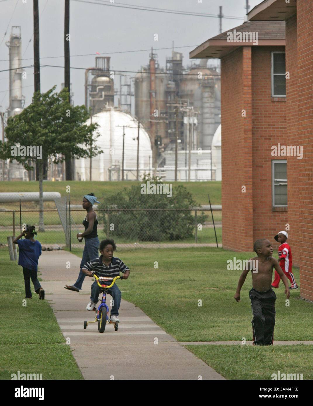10 juin 2004 - É.-U. - SOUS EMBARGO JUSQU'au 18 JUILLET 2004 ET PLUS TARD) KRT US NEWS STORY SLUGGED : env-RAFFINERIES-POLLUTION (17 juillet) les enfants jouent au Carver Terrace Apartments qui est près de deux raffineries, y compris la raffinerie Motiva, à Port Arthur, Texas, en juin 2004. (gsb) 2004 (crédit image : © Rodger Mallison/mct/ZUMAPRESS.com) Banque D'Images
