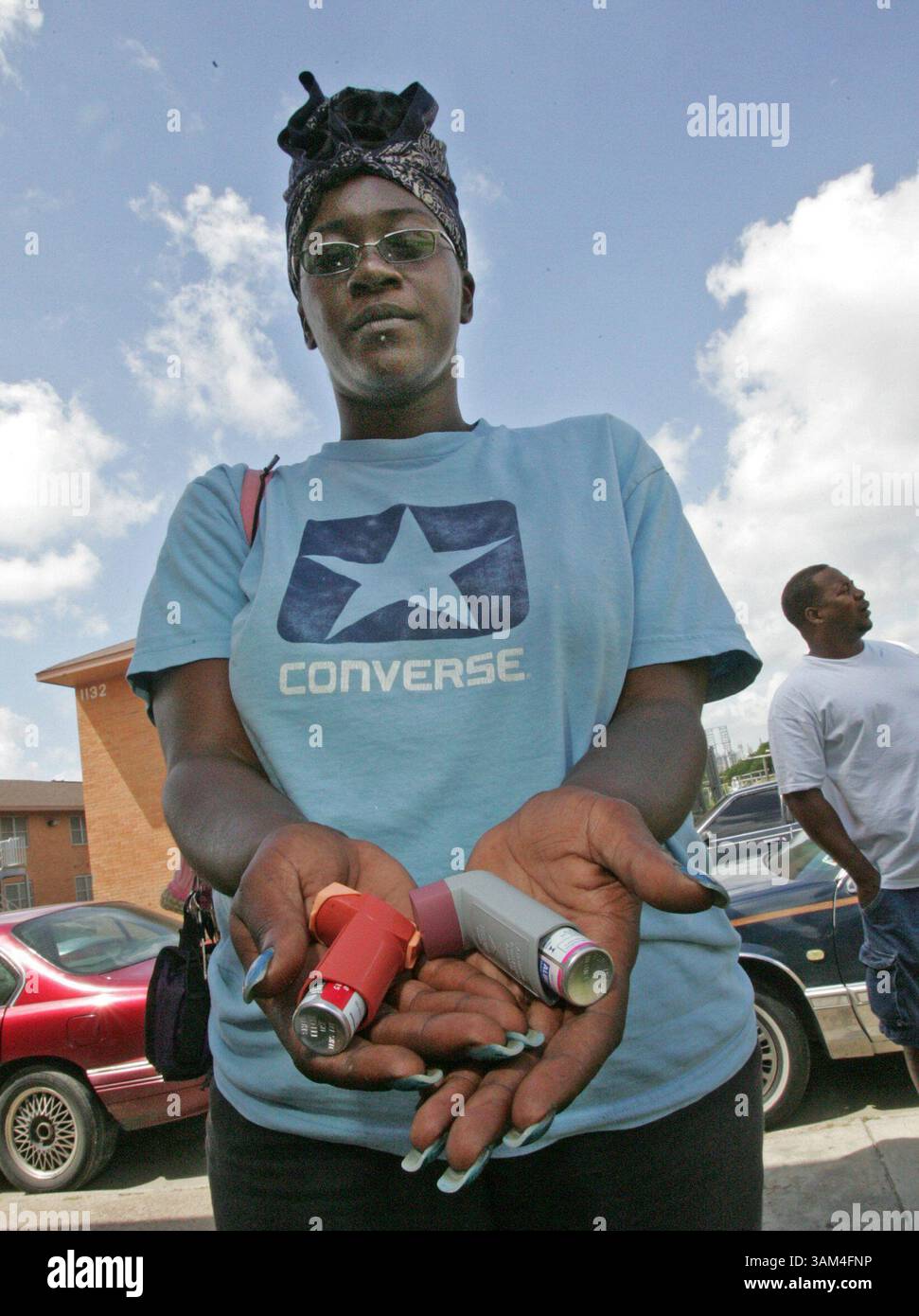 10 juin 2004 - États-Unis - EMBARGO POUR UTILISATION JUSQU'au 18 JUILLET 2004 ET PLUS TARD) KRT US NEWS STORY SLUGGED : env-RAFFINERIES-POLLUTION KRT PHOTO PAR RODGER MALLISON/FORT WORTH STAR-TELEGRAM (DALLAS OUT) (17 juillet) Tamika Gilbert, 28 ans, tient ses deux inhalateurs d'asthme à son domicile à Port Arthur, Texas, en juin 2004. Elle vit près de deux raffineries. (gsb) 2004 (crédit image : © Rodger Mallison/mct/ZUMAPRESS.com) Banque D'Images