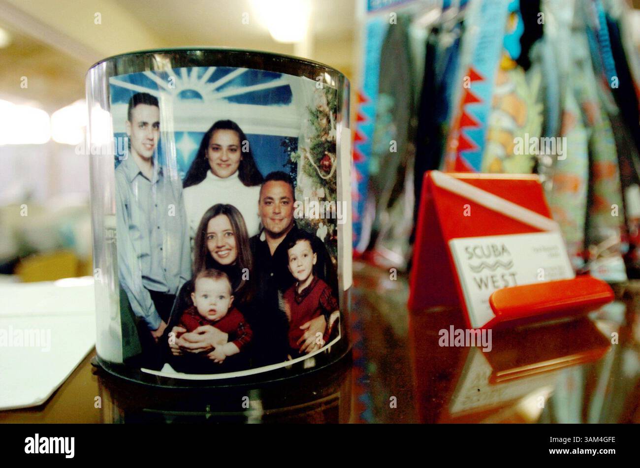 24 juin 2004 - États-Unis - KRT US NEWS STORY SLUGGED : ENV-OTD-WATERCAVES KRT PHOTOGRAPHIE DE DAVID ZENTZ/ORLANDO SENTINEL (MIAMI OUT) (1er juillet) Un pot de collection pour la famille de Craig Simon (photo à droite) se trouve sur le comptoir de la boutique de plongée West Dive à Hudson, Floride, le jeudi 24 juin 2004. Les corps de Simon et de son collègue plongeur John Robinson ont été récupérés dans un système de grottes sous-marines par Paul Heinerth, propriétaire de Scuba West, et un autre instructeur de plongée. (cdm) 2004 (crédit image : © David Zentz/mct/ZUMAPRESS.com) Banque D'Images