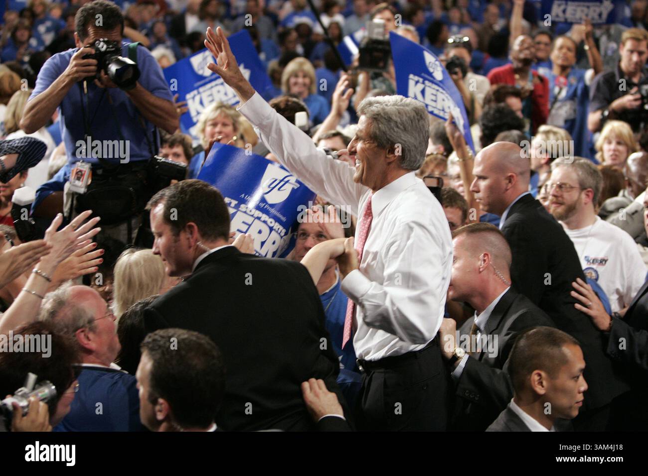 16 juillet 2004 - États-Unis - KRT US NEWS STOPGGED : KERRY KRT PHOTOGRAPHIE PAR CHUCK KENNEDY/KRT (16 JUILLET) WASHINGTON, DC -- le candidat démocrate à la présidence Sen. John Kerry , d-Mass., parle à la convention de la United Federation of Teachers à Washington le vendredi 16 juillet 2004. (cwk) 2004 (crédit image : © Chuck Kennedy/mct/ZUMAPRESS.com) Banque D'Images