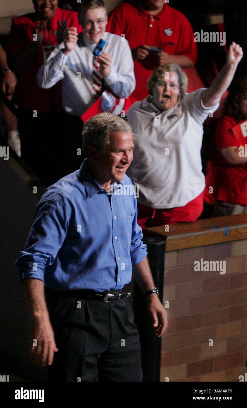 31 juillet 2004 - États-Unis - KRT US NEWS STORY SLUGGED : BUSH KRT PHOTOGRAPHIE PAR PHIL MASTURZO/AKRON BEACON JOURNAL (juillet 31) CANTON, OH -- le président George W. Bush entre au Canton Civic Center le samedi 31 juillet 2004, dans le cadre de sa tournée de campagne dans l'Ohio. Juste derrière lui avec une caméra se trouve Brian Jordan 17, de Tallmadge, Ohio. (nk) 2004 (crédit image : © Phil Masturzo/mct/ZUMAPRESS.com) Banque D'Images