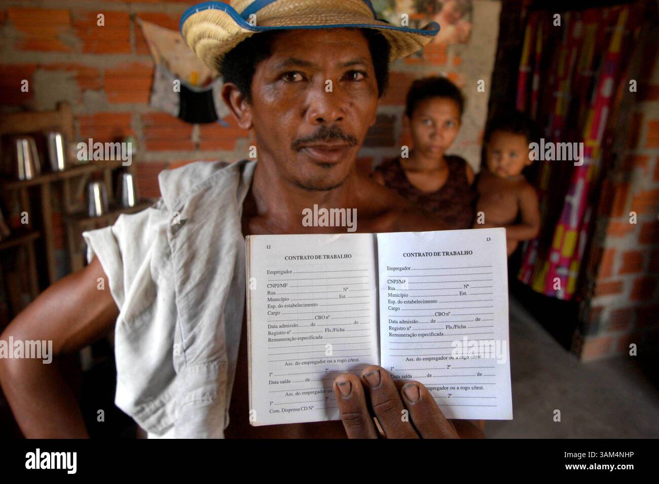 15 février 2004 - États-Unis - SOUS EMBARGO : NE PAS UTILISER AVANT le 5 SEPTEMBRE -- KRT WORLD NEWS STORY SLUGGED : BRAZIL-SLAVERY KRT PHOTOGRAPHIE PAR ANDRE VIEIRA/KRT (24 août) Francisco Alves da Silva montre son carnet de salaires vierge, qui devrait être plein de paiements de la part des employeurs. Il est montré à la colonie de Suaba dans l'État le plus pauvre du Brésil, Piaui, et comme des milliers d'autres hommes de Piaui, il migre vers la jungle amazonienne à la recherche de travail. Il a été réduit en esclavage et son plus jeune frère n'est jamais revenu d'un travail dans la jungle. (lde) 2004 (crédit image : © Andre Vieira/mct/ZUMAPRESS.com) Banque D'Images