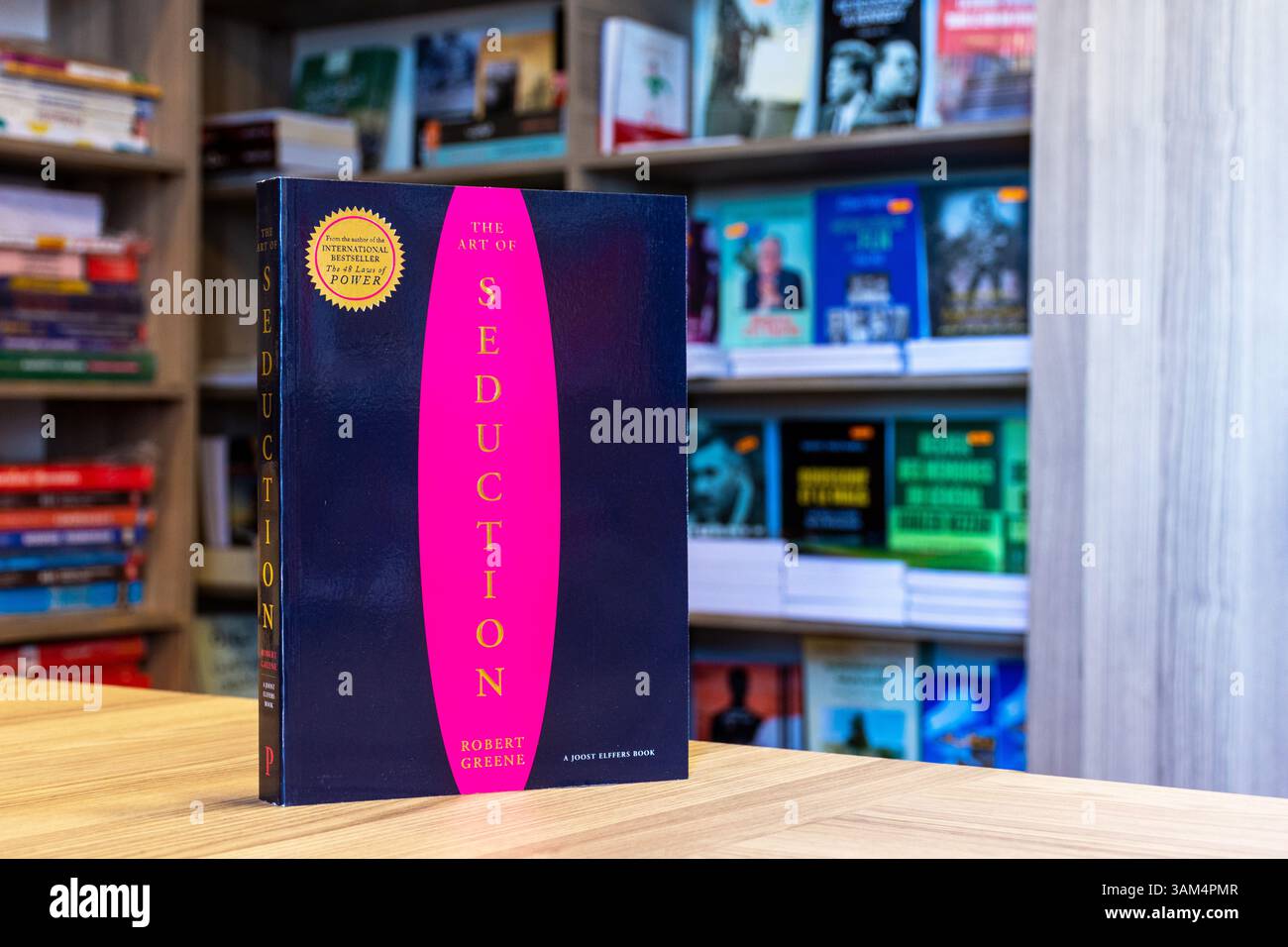 Gros plan du livre The Art of Seduction de Robert Greene dans la librairie. Livre d'auto-assistance. Banque D'Images