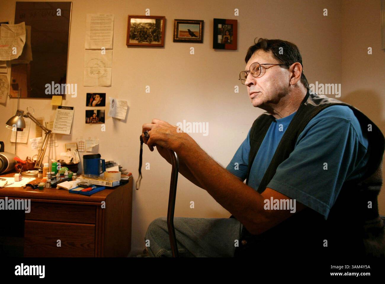 17 septembre 2004 - U.S. - KRT US NEWS STORY SLUGGED : WARVETERANS KRT PHOTOGRAPHIE DE SHANE KEYSER/KANSAS CITY STAR (septembre 27) Gerald Corsiglia, 57 ans, un vétérinaire de guerre du Vietnam qui a servi comme sergent dans l'armée des États-Unis de 1967 à 69, a déclaré qu'il avait du mal à s'adapter à un environnement paisible. En 2001, il s'est retrouvé sans emploi et sans abri. Il a parlé de ses expériences de vie dans sa chambre à Benilde Hall, une maison de transition pour anciens combattants, à Kansas City, Missouri, le vendredi 17 septembre, 2004. (nk) 2004 (image de crédit : © Shane Keyser/mct/ZUMAPRESS.com) Banque D'Images