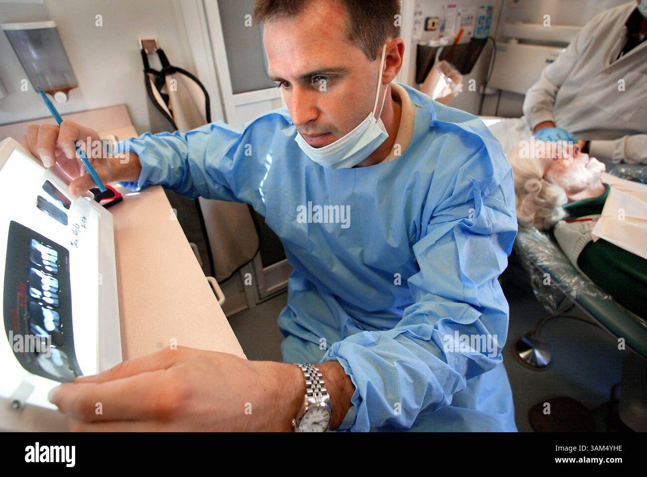 19 septembre 2004 - É.-U. - PAS DE MAGS, PAS DE VENTES -- KRT US NEWS STORY SRS-MED-DENTISTES KRT PHOTOGRAPHIE PAR MIKE SIEGEL/SEATTLE TIMES (3 octobre) Dr Hugh Gruhn vérifie les rayons X de Jean Hughes lors d'un examen dans le fourgon dentaire mobile. La camionnette visite le Northshore Senior Center à Bothell, Washington, une fois par mois. (nk) 2004. (Crédit image : © Mike Siegel/mct/ZUMAPRESS.com) Banque D'Images