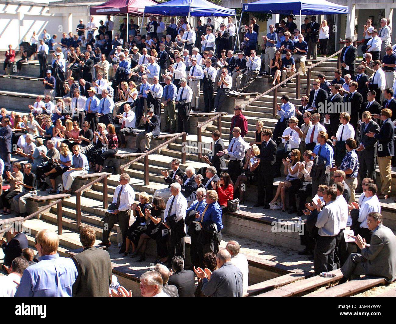 24 septembre 2004 - États-Unis - KRT STAND ALONE SPORT PHOTO SLUGGED : CUTINO-FUNERAL KRT PHOTO BY DAVID ROYAL/MONTEREY COUNTY HERALD (24 septembre) MONTEREY, CA -- D'anciens joueurs de water-polo et nageurs assistent aux funérailles de Peter J. Cutino au Monterey Peninsula College à Monterey, Californie, le vendredi 24 septembre 2004. Au cours de ses 26 années à l'Université de Californie, Cutino a été l'entraîneur gagnant de tous les temps en water-polo aux États-Unis avec 8 championnats de la NCAA et 13 championnats nationaux des États-Unis. (nk) 2004 (crédit image : © David Royal/mct/ZUMAPRESS.com) Banque D'Images