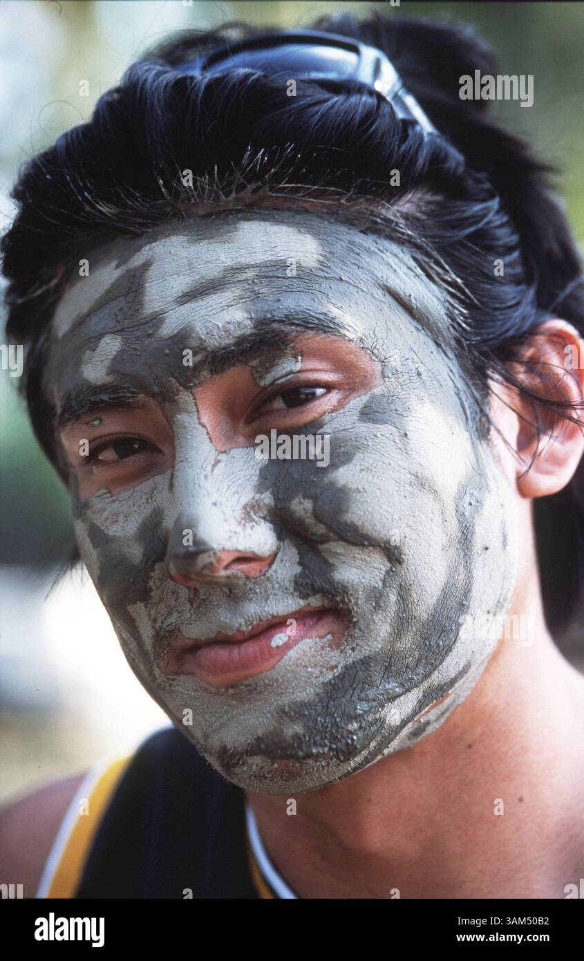 15 février 2004 - États-Unis - PAS DE MAGS, PAS DE VENTES -- KRT TRAVEL STORY SLUGGED : WLT-CUESTA KRT PHOTOGRAPHIE PAR BARRY WONG/SEATTLE TIMES (10 octobre) Jason Paredes, de Sacramento, Californie, attend que la boue sèche au Polita's, un restaurant qui offre des soins du visage remplis de boue ainsi que des fêtes de fruits de mer, à Pie de la Cuesta, Mexique. (nk) 2004 (crédit image : © Barry Wong/mct/ZUMAPRESS.com) Banque D'Images