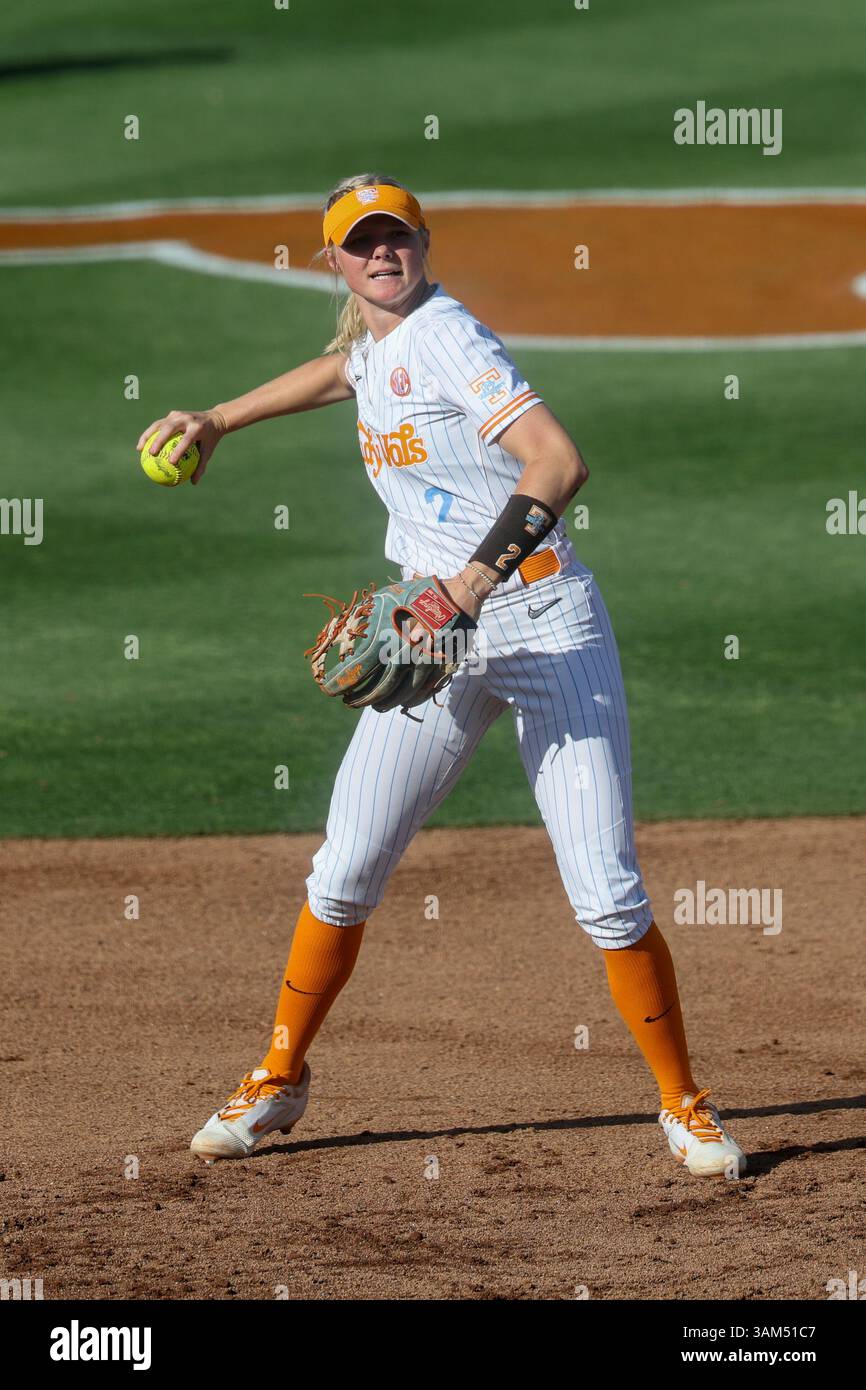 AUSTIN, TX - APRIL 12: Tennessee infielder Laura Mealer (2) throws the ball back to the pitcher during the SEC college softball game between Texas Longhorns and Tennessee Volunteers on April 12, 2025, at Red & Charline McCombs Field in Austin, Texas. (Photo by David Buono/Icon Sportswire) (Icon Sportswire via AP Images) Banque D'Images