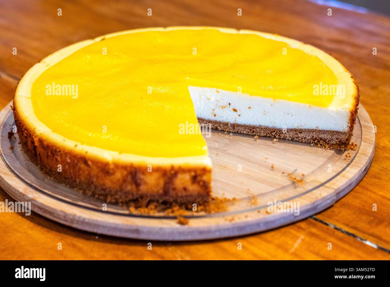 Une tranche de cheesecake Dayap servie dans un café local à Iloilo City, Philippines. Un dessert rafraîchissant à base de citron vert indigène et de garniture crémeuse. Banque D'Images Une tranche de cheesecake Dayap servie dans un café local à Iloilo City, Philippines. Un dessert rafraîchissant à base de citron vert indigène et de garniture crémeuse. Banque D'Images