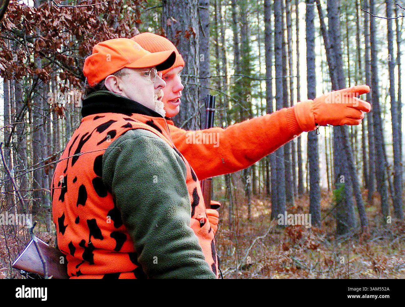 6 novembre 2004 - États-Unis - KRT SPORT STORY SLUGGED : OTD-YOUNGGUN KRT PHOTOGRAPHIE PAR SAM COOK/DULUTH NEWS-TRIBUNE (10 novembre) Brad Trevena, à gauche, écoute Ryan Vanderscheuren expliquer dans quelle direction un buck a couru après que Vanderscheuren l'a tiré le 6 novembre 2004 lors de l'ouverture de la chasse aux cerfs au Minnesota. Les hommes chassaient près de Bigfork, Minnesota. (MvW) 2004 (crédit image : © Sam Cook/mct/ZUMAPRESS.com) Banque D'Images