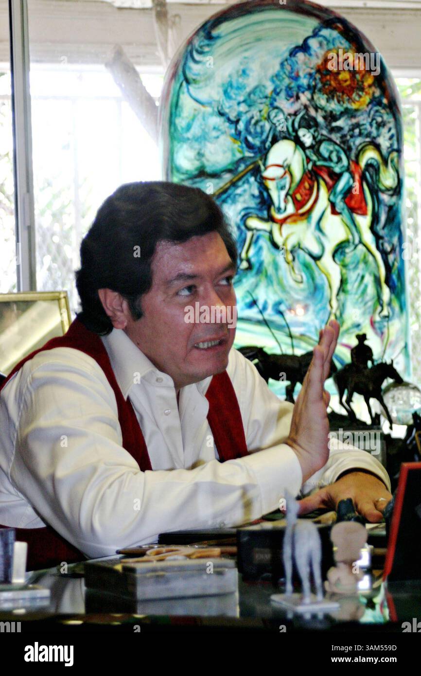 11 novembre 2004 - États-Unis - KRT WORLD NEWS STORY SLUGGED : MEXICO-MAYOR KRT PHOTOGRAPHIE PAR JANET SCHWARTZ/KRT (17 novembre) Jorge Hank Rhon, un athlétique propriétaire de piste de course, casino et zoo, est vu dans son bureau à Tijuana, quelques jours avant que le Tribunal électoral suprême du Mexique confirme à l'unanimité sa course à la mairie, mardi 17 novembre 2004. Hank sera assermenté le 1er décembre, dans la plus grande ville et avec le taux de criminalité le plus élevé à la frontière mexicaine avec les États-Unis, où il a été accusé par des adversaires de meurtre, de trafic de drogue et de blanchiment d'argent. (lde) 2004 (crédit image : © PHO Banque D'Images