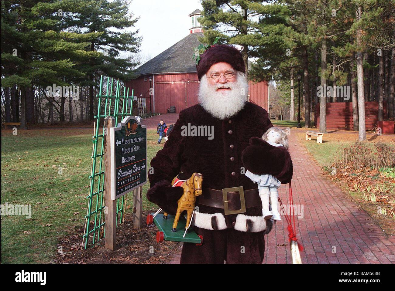 16 NOVEMBRE 2004 - ÉTATS-UNIS - KRT TRAVEL STORY SLUGGED : UST-OLDWORLD KRT PHOTOGRAPHIE PAR BETH GAUPER/ST. PAUL PIONEER PRESS (6 décembre) à Old World Wisconsin, Norm Anderson de Pewaukee joue un Père Noël des années 1880 conçu par Thomas Nast, illustrateur de HarperÃÆ’Ã‚­s Weekly, qui a également dessiné le premier oncle Sam, âne démocrate et éléphant républicain. (cdm) 2004 (crédit image : © créé Paul Pioneer Press/mct/ZUMAPRESS.com) Banque D'Images