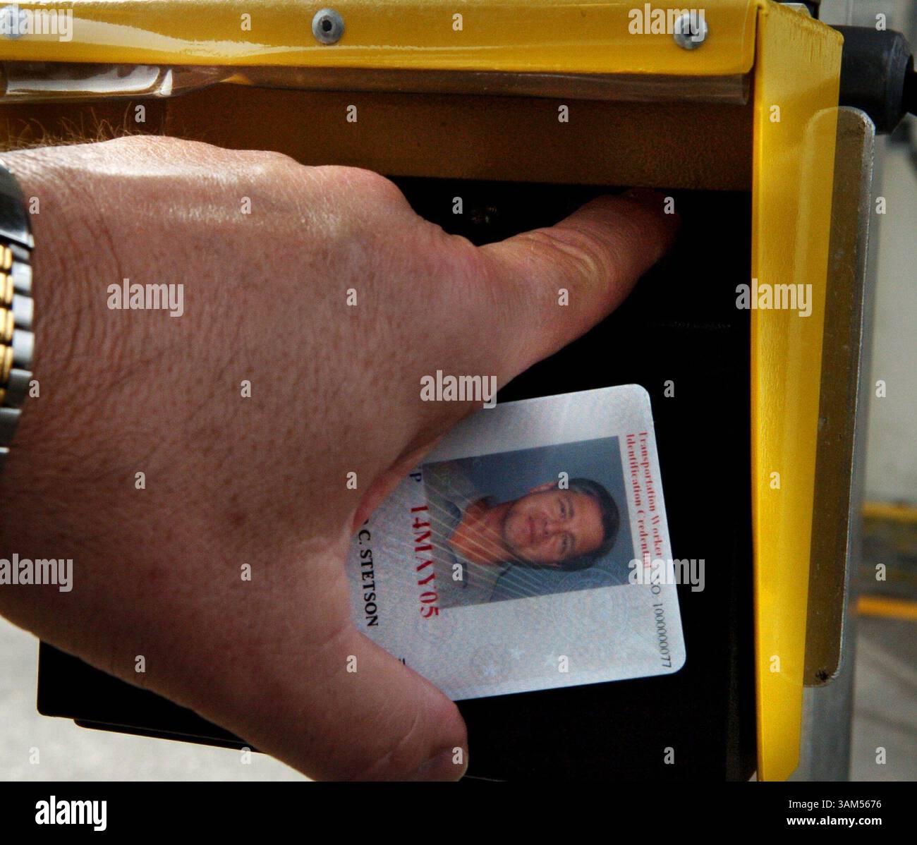 18 novembre 2004 - États-Unis - KRT US NEWS STORY SLUGGED : PORTSECURITY KRT PHOTOGRAPHIE DE RED HUBER/ORLANDO SENTINEL (MIAMI OUT) (24 novembre) CAPE CANAVERAL, FL -- Ray Stetson, superviseur de la sécurité de Port Canaveral, présente le nouveau système d'identité. Stetson tient le badge d'identification devant le dispositif de sécurité, puis place son doigt sur un lecteur qui peut lire son empreinte digitale. Port Canaveral fera partie des trois ports maritimes du pays participant à un programme pilote de sept mois pour un nouvel outil d'identité utilisant la technologie biométrique. (cdm) 2004 (crédit image : © Red Huber/mct/ZUMAPRESS.com) Banque D'Images