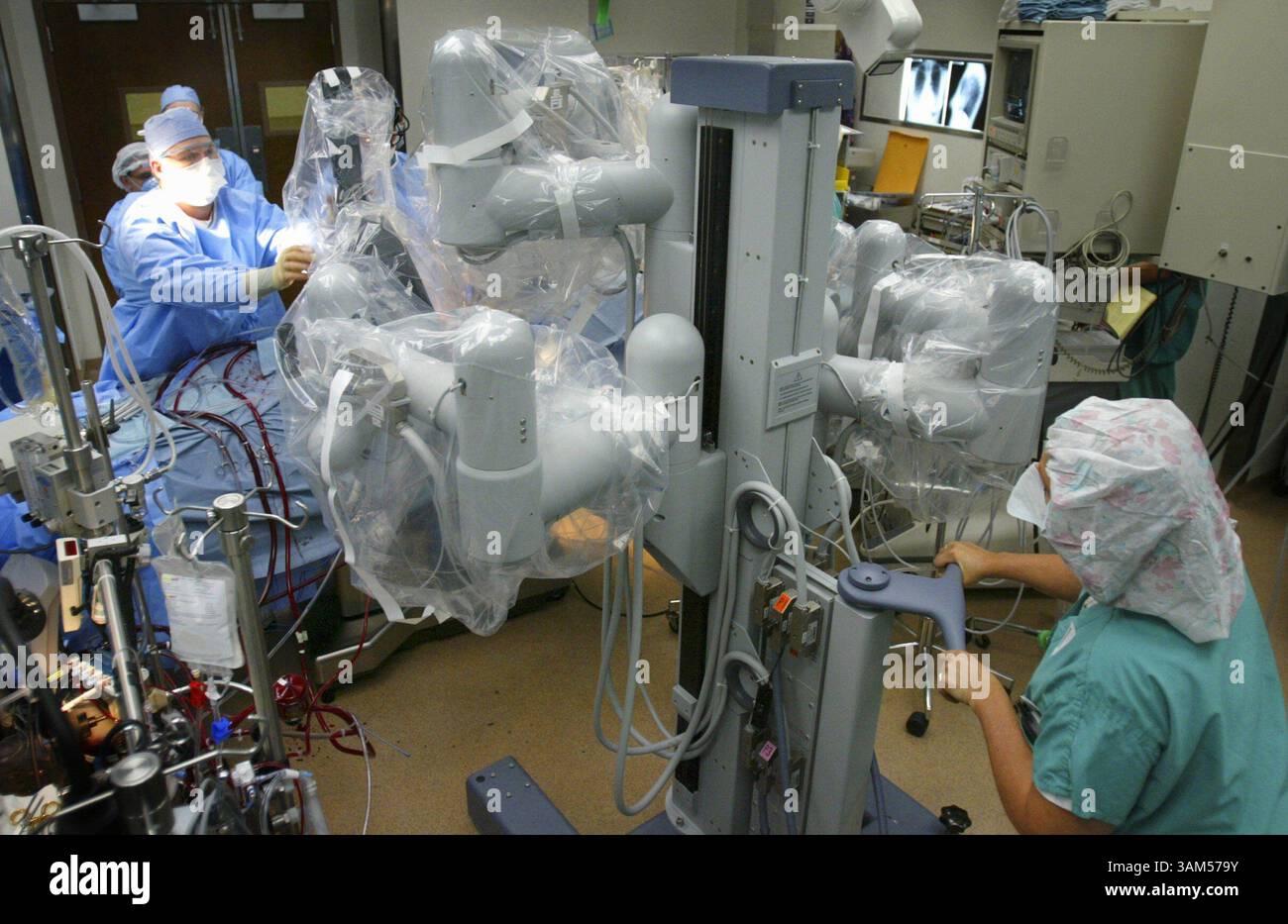 22 novembre 2004 - U.S. - KRT US NEWS STORY SLUGGED : MED-ROBOTSURGERY KRT PHOTOGRAPHIE PAR DAVID EULITT/KANSAS CITY STAR (décembre 30) la machine chirurgicale intuitive de DaVinci Surgical Systems est mise en place sur un patient pendant une procédure de réparation de prolapsus de la valve mitrale à Luke's Mid America Heart Institute à Kansas City, Missouri. L'équipement robotique permet aux chirurgiens d'obtenir un plus grand degré de précision et de raccourcir le temps de récupération d'un patient après une opération majeure. (cdm) 2004 (crédit image : © David Eulitt/mct/ZUMAPRESS.com) Banque D'Images