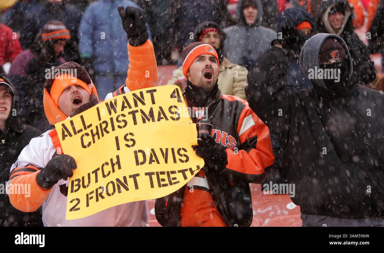 19 décembre 2004 - États-Unis - KRT SPORT STORY SLUGGED : CHARGERS-BROWNS KRT PHOTOGRAPH BY ED SUBA JR./AKRON BEACON JOURNAL (19 décembre) CLEVELAND, OH - Cleveland Browns fans (de gauche à droite) Shane Platz, Chris Mayer et Eric Platz bravent le froid glacial pour encourager l'équipe pendant le match contre les Chargers de San Diego, et exprimer leur frustration avec Butch Davis, entraîneur des Browns. Les trois hommes sont de Raliegh, Caroline du Nord, et viennent au dernier match à domicile des Browns chaque saison. Cette année, ils ont regardé les Chargers battre les Browns, 21-0, au Cleveland Browns Stadium à Cleveland, Ohio, sur Sund Banque D'Images