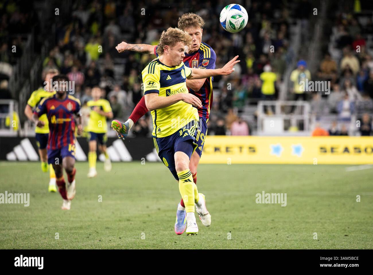 L’attaquant Jacob Shaffelburg (14 ans) et le milieu de terrain du Real Salt Lake Bode Hidalgo (19 ans) s’affrontent pour le ballon lors de la deuxième mi-temps au GEODIS Park à Nashville, Tennessee, le 12 avril 2025. (Photo de Kindell Buchanan/Sipa USA) Banque D'Images