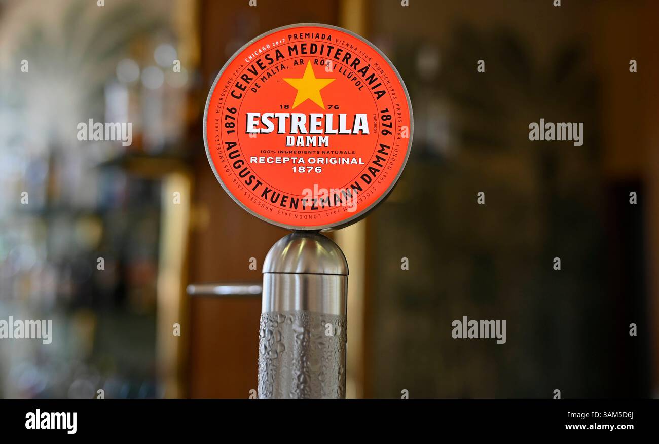 Reklameschild von Estrella Damm,dem meistgetrunkenden spanischen Bier in einem Lokal auf auf dem Boulevard in der deutschen Urlauberhochburg Paguera auf Mallorca,Mallorca ist eine der spanischen Baleareninseln im Mittelmeer,fotografiert am 02.04.2025. Fotos sind nur für journalistische Zwecke nutzbar Â *** signe publicitaire d'Estrella Damm, la bière espagnole la plus bue dans un pub sur le boulevard dans le bastion touristique allemand Paguera à Majorque, Majorque est l'une des îles Baléares espagnoles dans la mer Méditerranée, photographiée le 02 04 2025 photos sont à usage journalistique seulement Â Banque D'Images