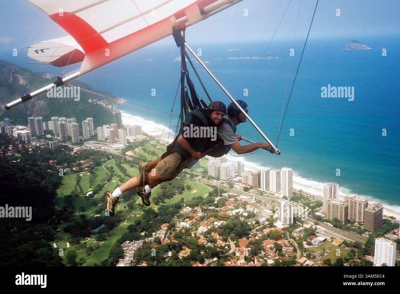 Feb 3, 2005 - U.S. - KRT TRAVEL STORY SLUGGED : WLT-HANGGLIDE KRT PHOTOGRAPHIE PAR JAMES TEMPLE/CONTRA COSTA TIMES (13 février) James Temple glisse au-dessus des plages du sud de Rio de Janeiro avec le guide Paulo Celani. La photo a été prise par une caméra télécommandée montée sur l'aile. (MvW) 2005 (crédit image : © James Temple/mct/ZUMAPRESS.com) Banque D'Images
