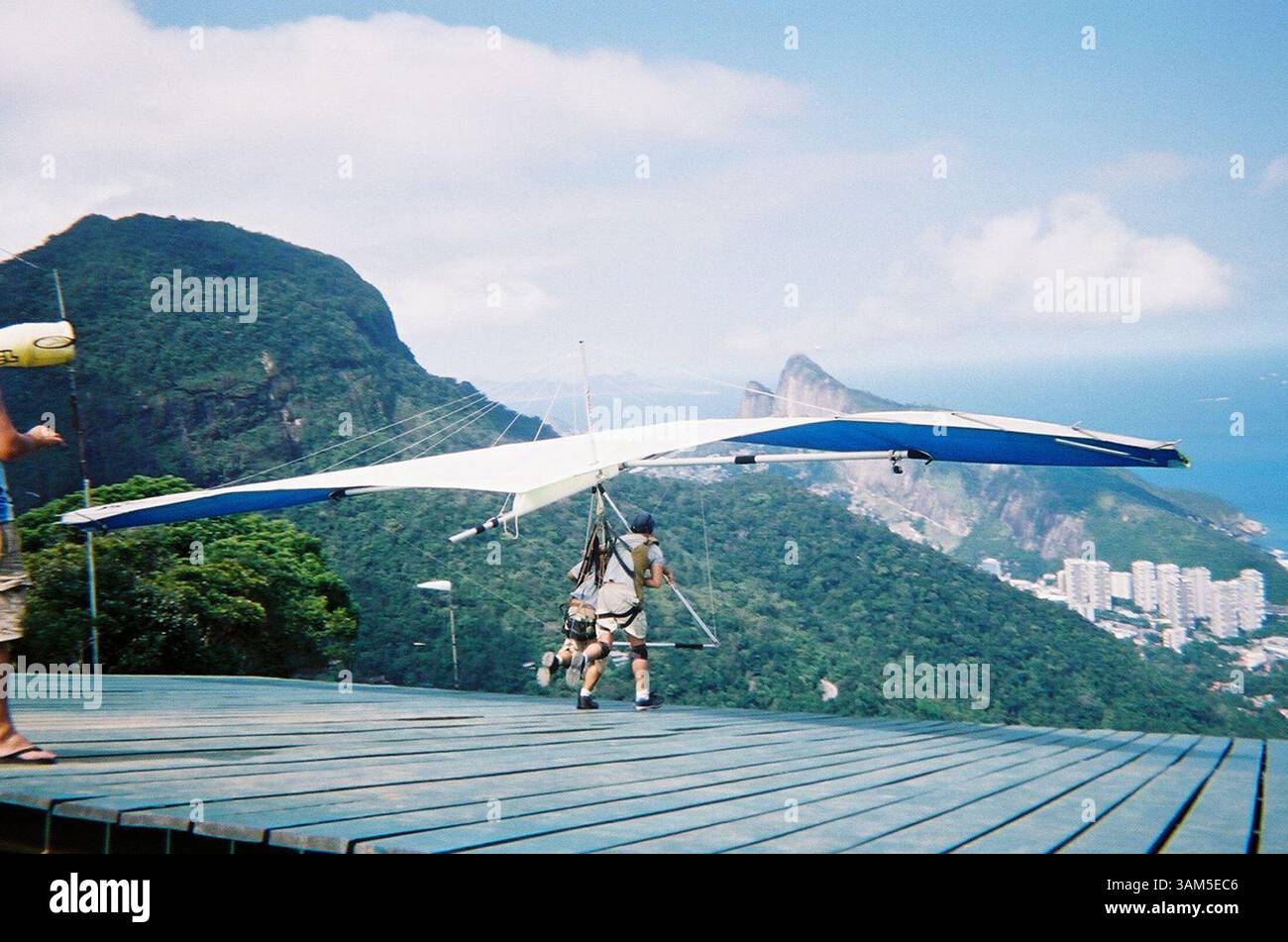 Feb 3, 2005 - U.S. - KRT TRAVEL STORY SLUGGED : WLT-HANGGLIDE KRT PHOTOGRAPHIE PAR JAMES TEMPLE/CONTRA COSTA TIMES (13 février) Richard Ryan, de Grande-Bretagne, et son guide, Ricardo Hamond, sautent du bord de la montagne Pedra Bonita à Rio de Janeiro, Brésil. (MvW) 2005 (crédit image : © James Temple/mct/ZUMAPRESS.com) Banque D'Images