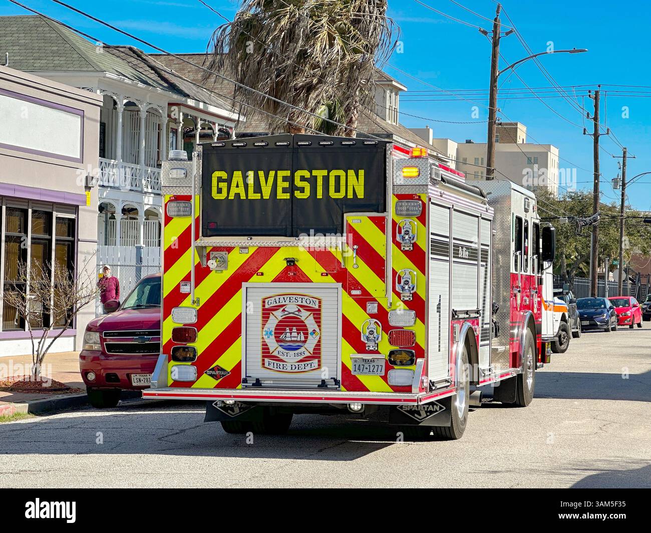Galveston, Texas - février 2023 : camion des pompiers en appel d'urgence dans l'une des rues de la ville - Image de stock capturée avec un smartphone Galveston, Texas - février 2023 : camion des pompiers en appel d'urgence dans l'une des rues de la ville - Image de stock capturée avec un smartphone