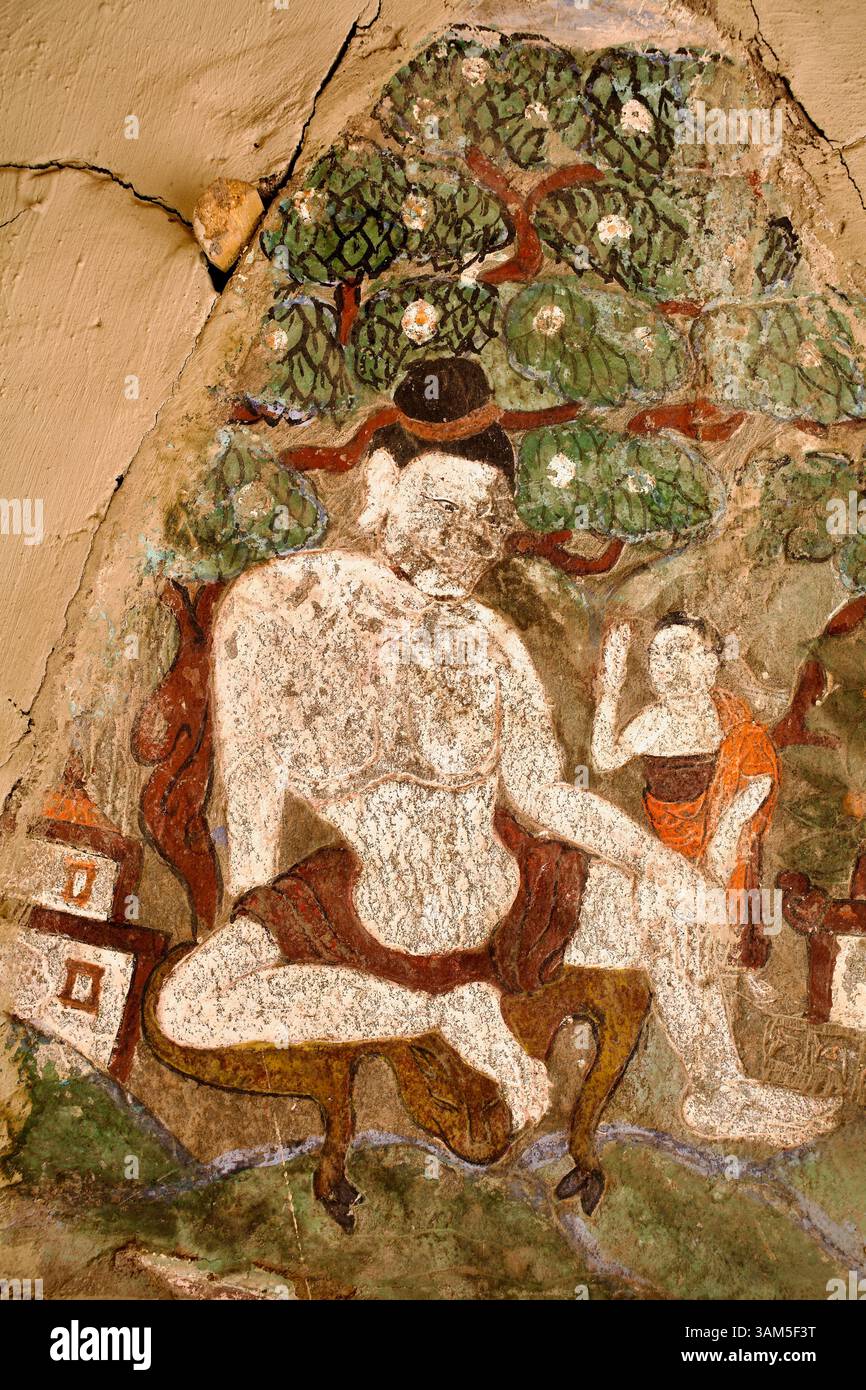 Murale dans la cour du monastère de Hemis représentant un yogin assis et une figure de moine plus petite sous un arbre en fleurs dans un cadre pédagogique. Banque D'Images