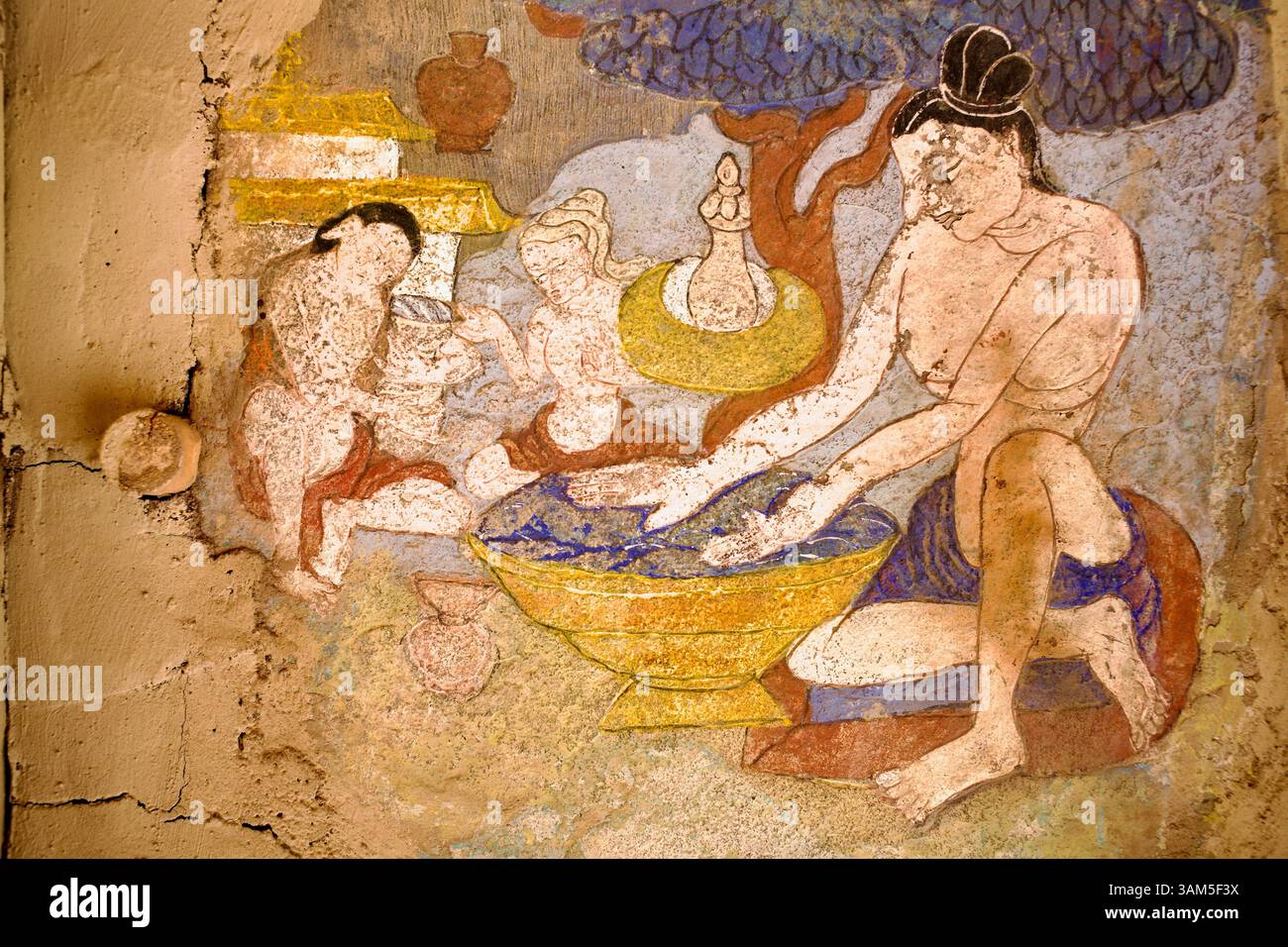 Murale décolorée dans la cour du monastère de Hemis représentant un groupe de personnages se lavant dans un bassin, probablement engagés dans une purification rituelle ou symbolique. Banque D'Images