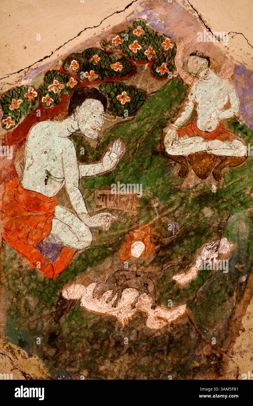 Murale dans la cour du monastère de Hemis représentant le yogin Kudor dans une scène de sol charnel, enseignant au-dessus des flammes et des cadavres. Banque D'Images