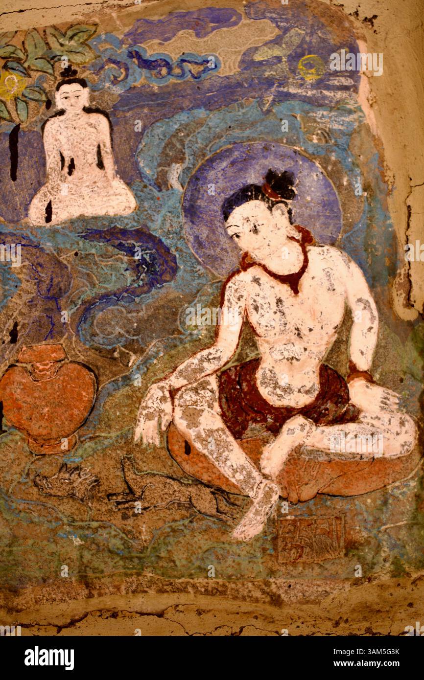 Murale dans la cour du monastère de Hemis représentant Marpa Lotsawa, la traductrice tibétaine et maître tantrique, assise en méditation solitaire. Banque D'Images