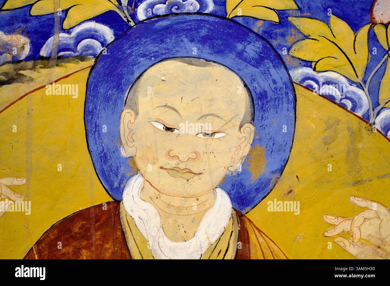 Portrait d'un lama Gelugpa avec halo bleu, faisant partie d'un cycle mural représentant la transmission textuelle, monastère de Thiksey, Ladakh. Banque D'Images