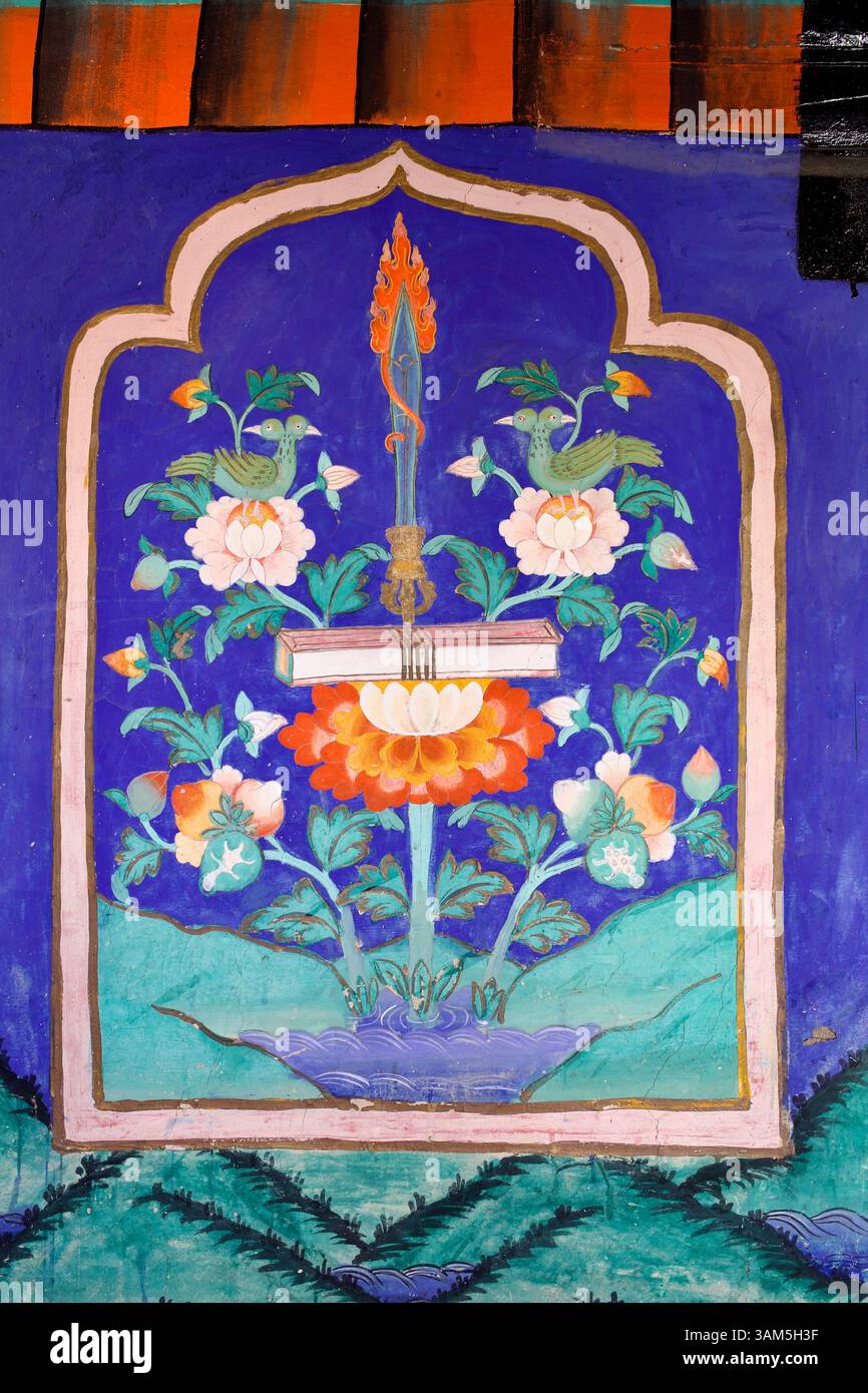 Représentation de l'épée et du livre de Mañjuśrī, symbolisant la sagesse et la coupe de l'ignorance, dans une fresque murale au monastère Thiksey, Ladakh. Banque D'Images