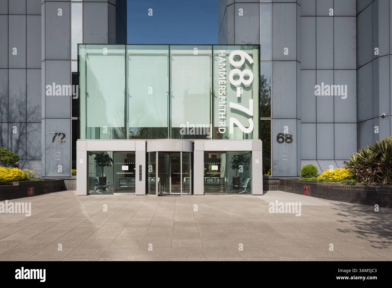 Harrods' Headquarters at 68-72 Hammersmith Road, Hammersmith, West London, W14, England, ROYAUME-UNI Banque D'Images