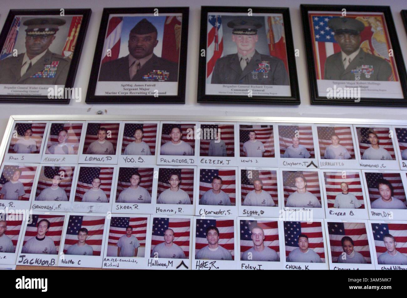 30 mars 2005 - États-Unis - KRT US NEWS STOPGGED : RECRUIT KRT PHOTOGRAPHIE PAR PETE SOUZA/CHICAGO TRIBUNE (11 avril) jeunes recrutés par le Sgt Patrick McClung, recruteur du corps des Marines des États-Unis, à son bureau de Fairfax, en Virginie. (cdm) 2005 (diversité) (crédit image : © . Pete Souza/mct/ZUMAPRESS.com) Banque D'Images
